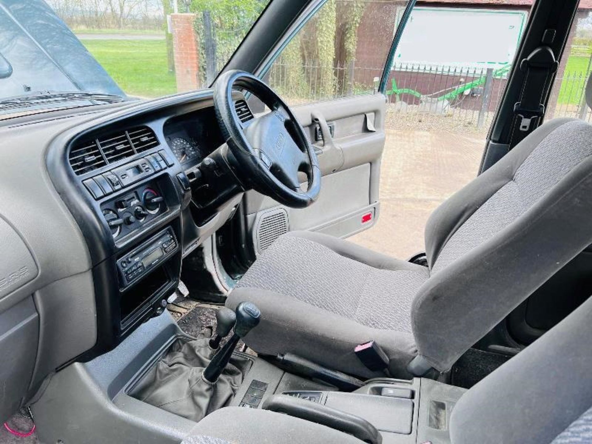 ISUZU TROOPER DUTY 3.1L VEHICLE C/W MANUAL GEAR BOX - Image 17 of 19