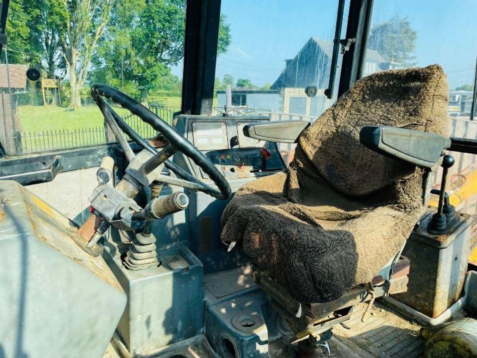 FORD NEW HOLLAND 655C 4WD BACKHOE C/W EXTENDING DIG & CEMENT MIXER BUCKET - Image 14 of 15