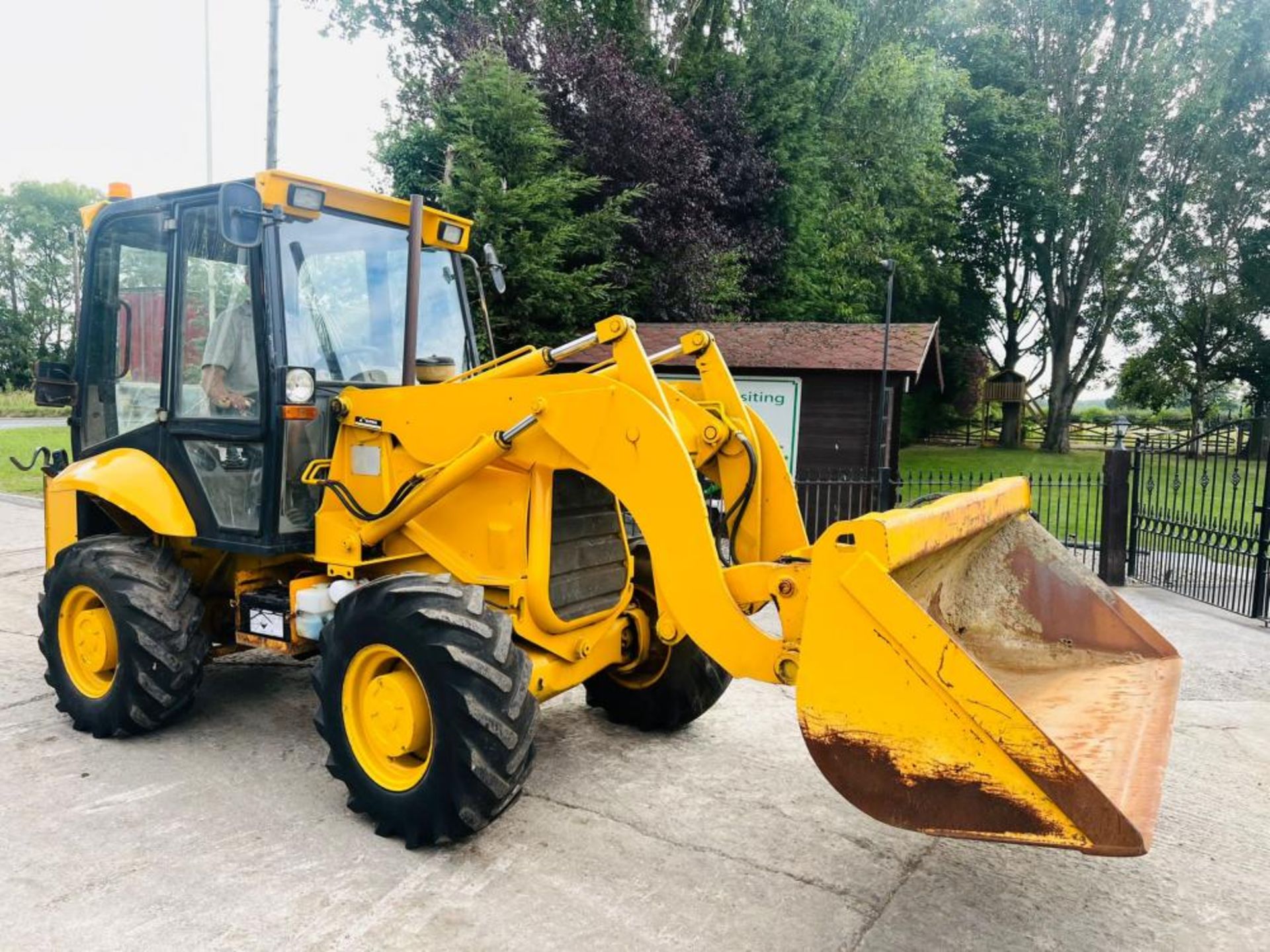 JCB 2CX 4WD AIRMASTER LOADING SHOVEL C/W SIDE TIP BUCKET - Image 17 of 17