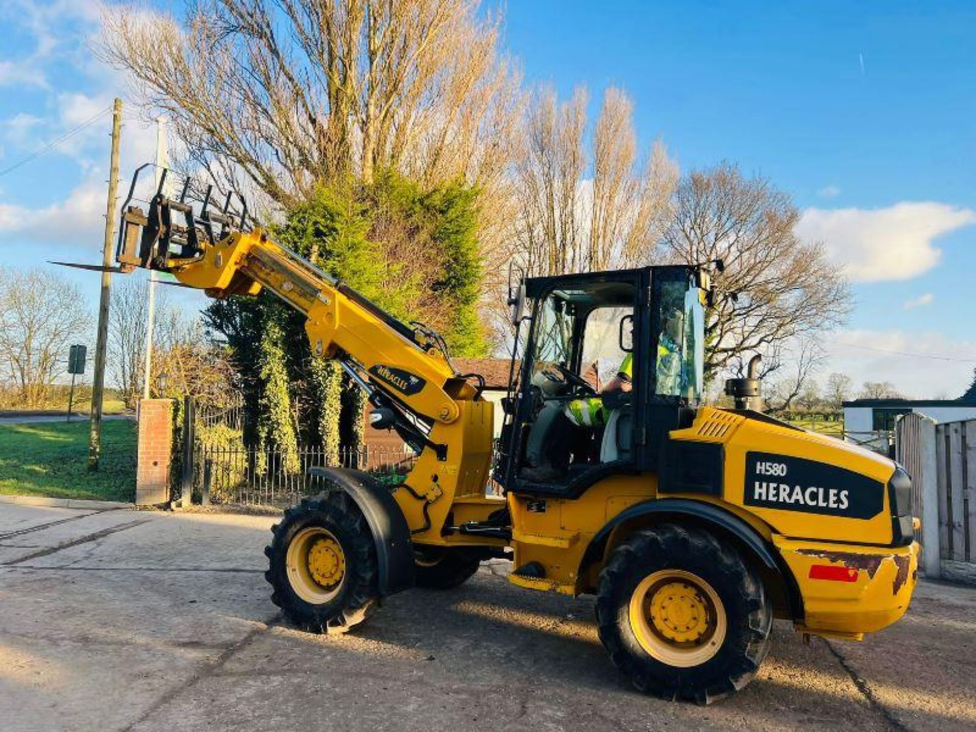 HERACLES H580 4WD TELEHANDLER * YEAR 2019 * C/W QUICK HITCH & PALLET TINES - Image 8 of 14
