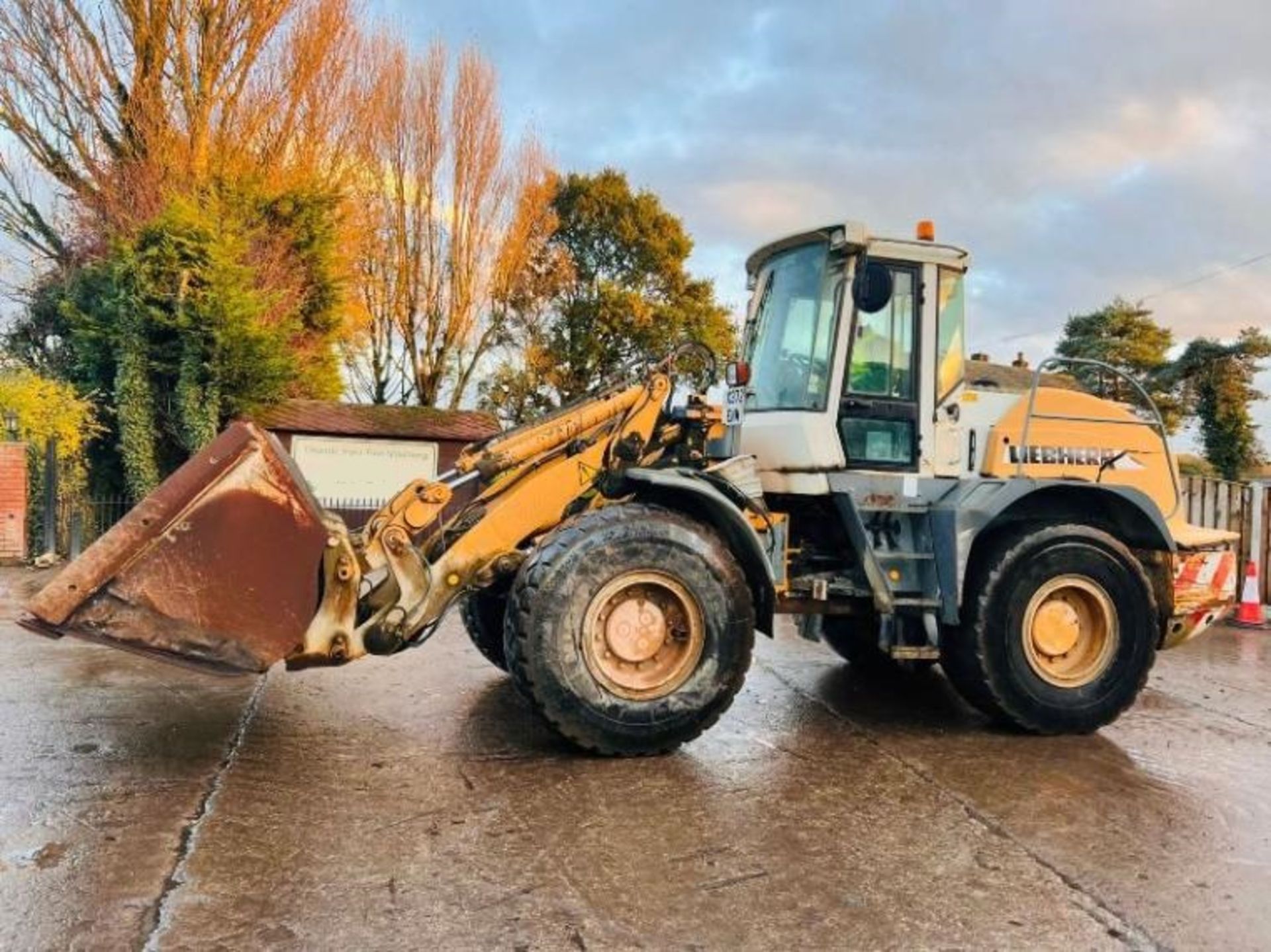 LIEBHERR L538 4WD LOADING SHOVEL C/W BUCKET - Image 8 of 11