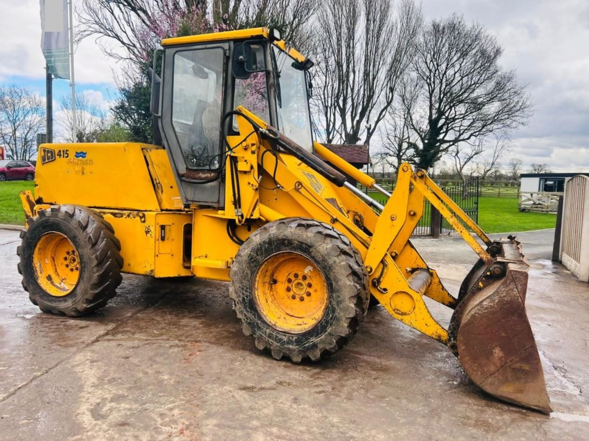 JCB 415 4WD LOADING SHOVEL C/W BUCKET