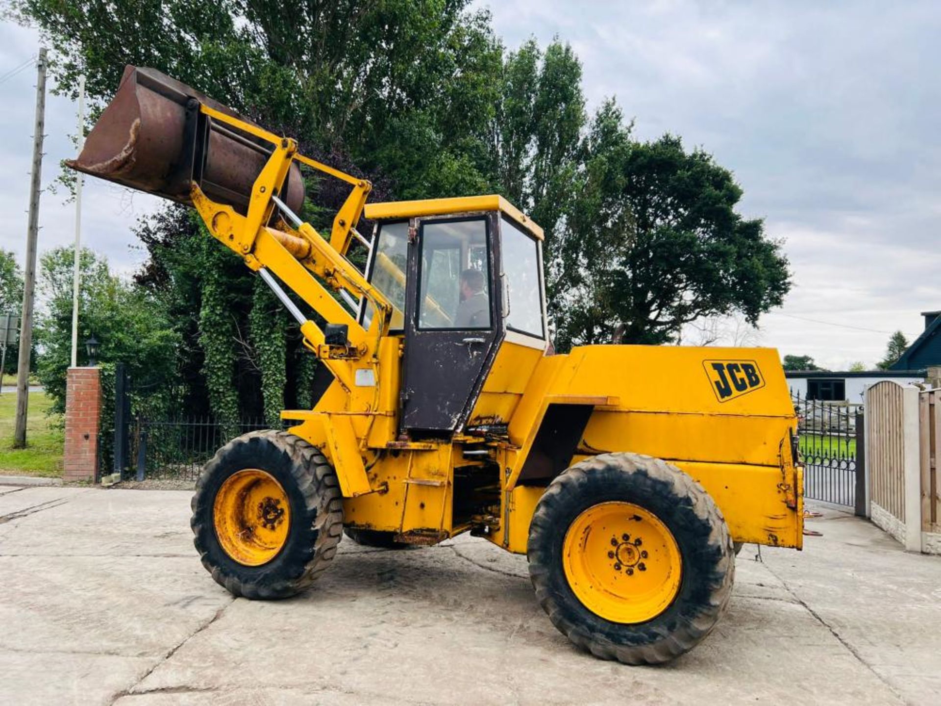 JCB 410 4WD LOADING SHOVEL C/W BUCKET - Image 3 of 14