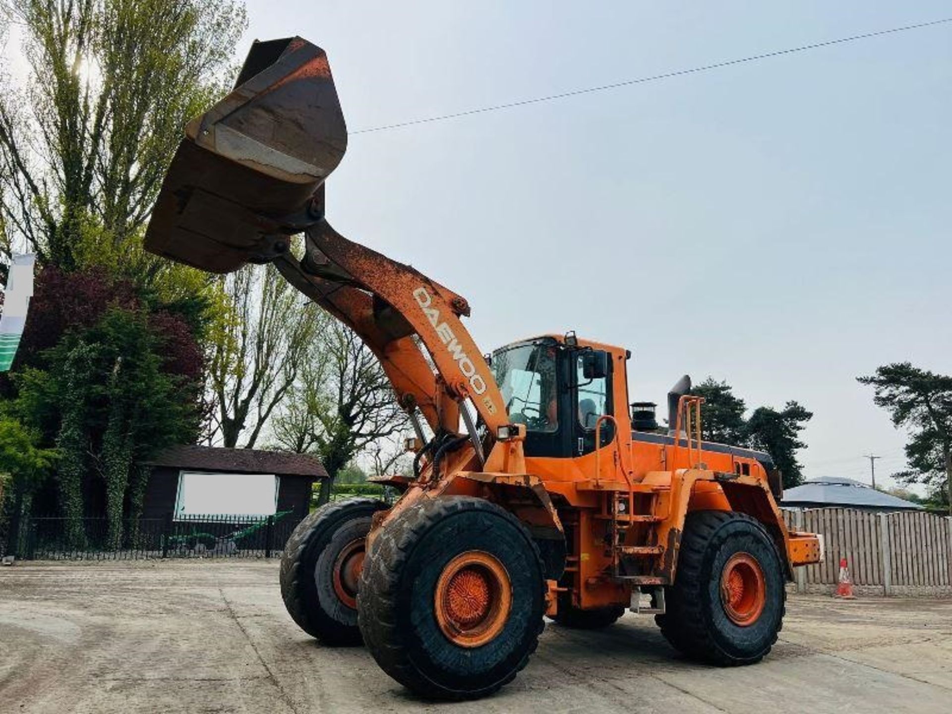 DAEWOO MEGA400-V 4WD LOADING SHOVEL C/W REVERSE CAMERA - Image 8 of 17