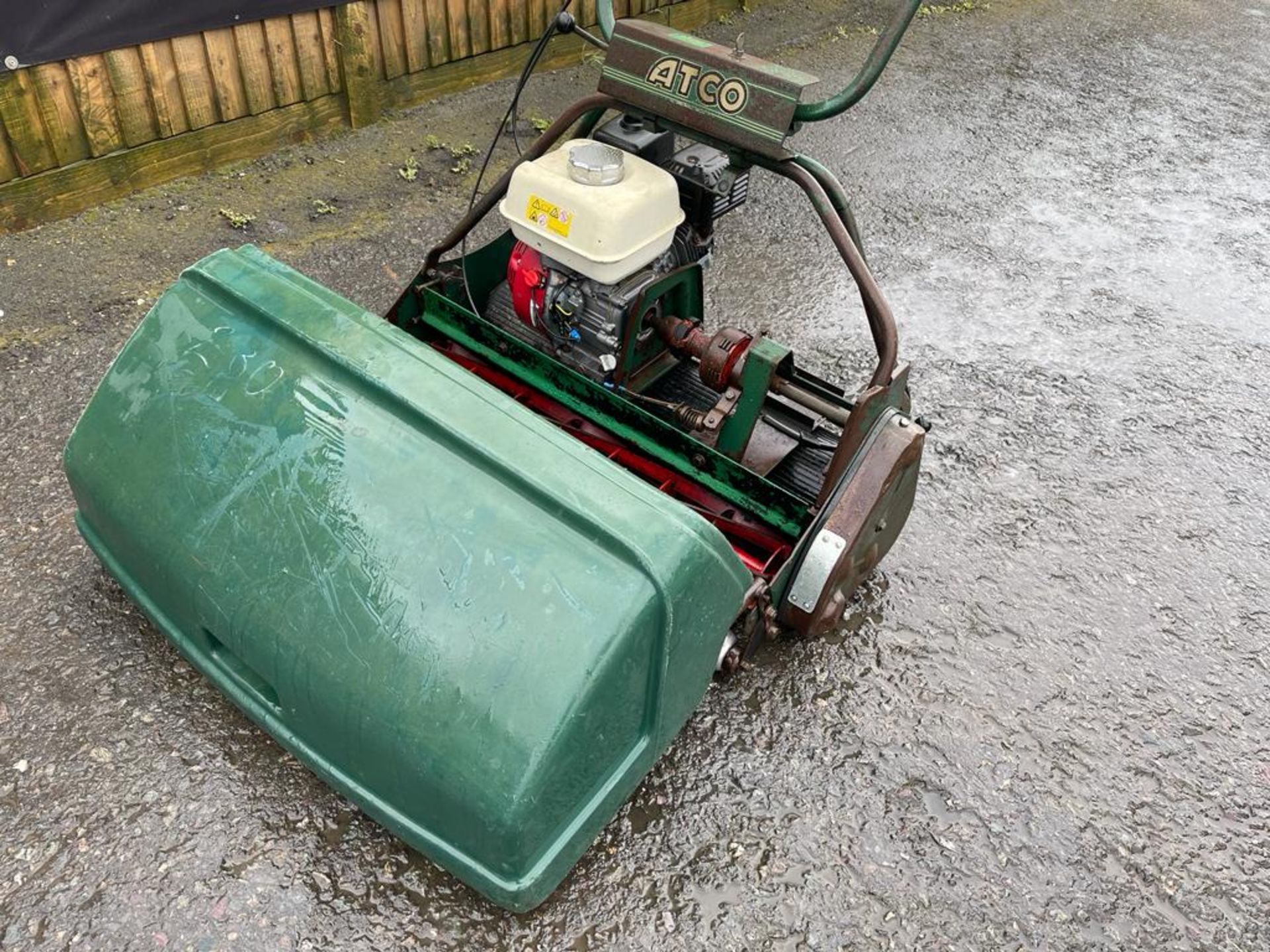 ATCO PUSH MOWER 30" HONDA ENGINE - Image 4 of 8