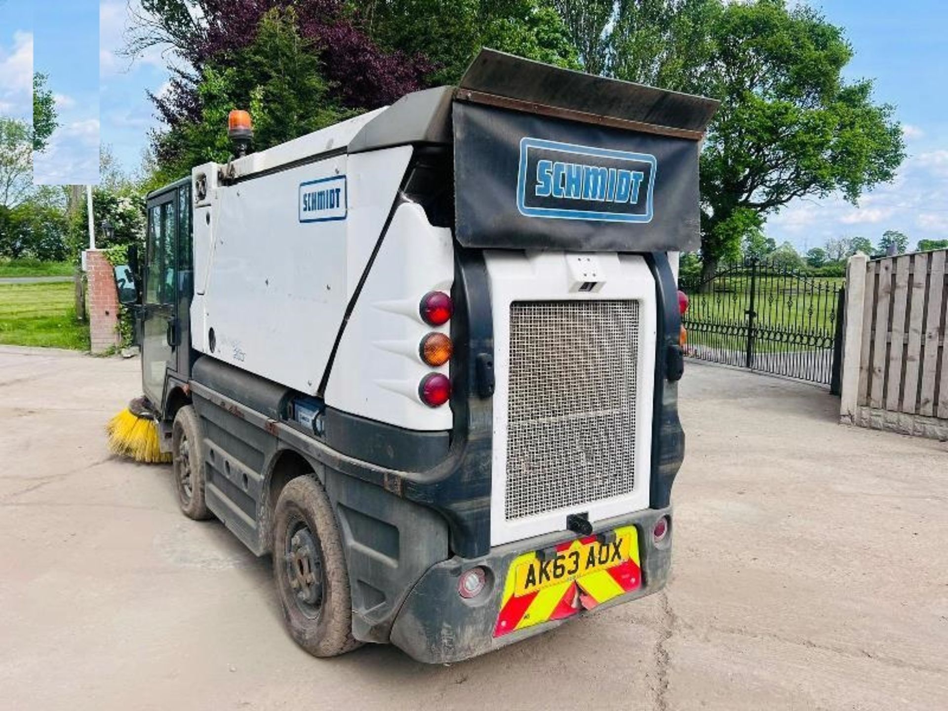 SCHMIDT SWINGO 200 4X2 ROAD SWEEPER *YEAR 2013* C/W AC CABIN