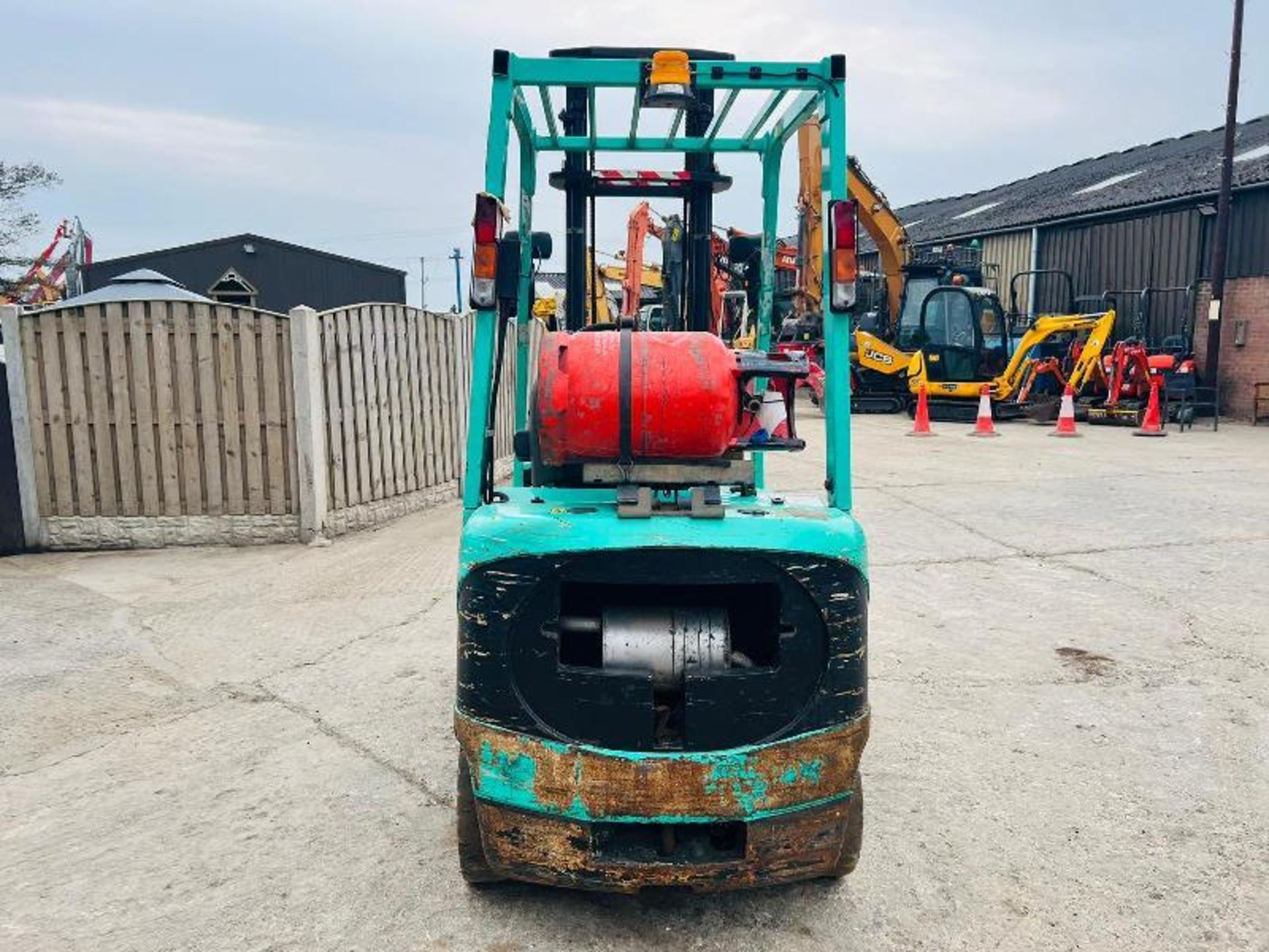 MITSUBISHI FG18K FORKLIFT C/W 2 STAGE MASK * NON-RUNNER * - Image 8 of 12