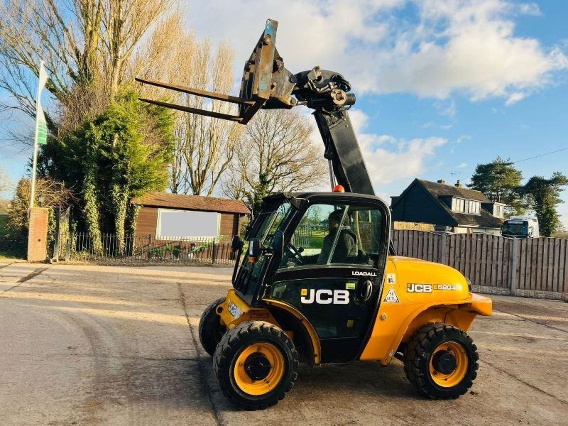 JCB 520-40 4WD TELEHANDLER * YEAR 2011 , 4592 HOURS * C/W PALLET TINES - Image 14 of 14