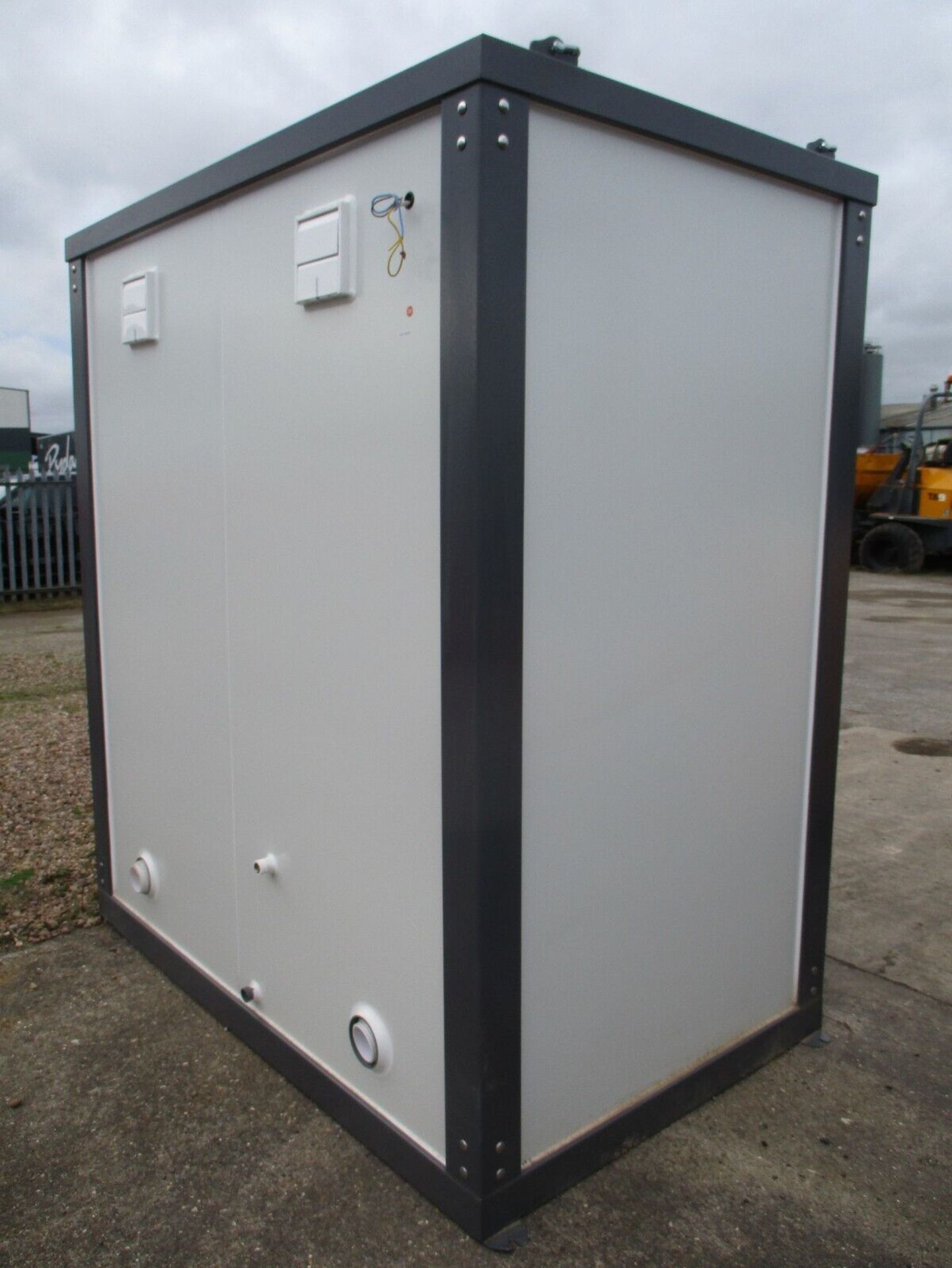 2.15M X 1.3M DOUBLE TOILET BLOCK SECURE SHIPPING CONTAINER - Image 4 of 9