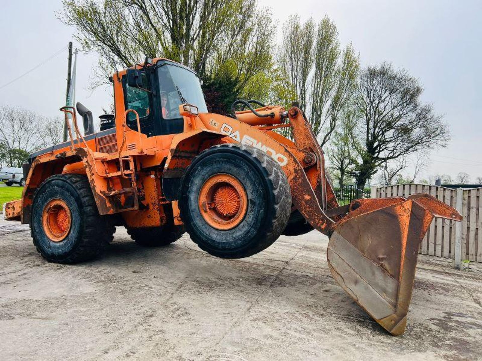 DAEWOO MEGA400-V 4WD LOADING SHOVEL C/W REVERSE CAMERA - Image 6 of 17