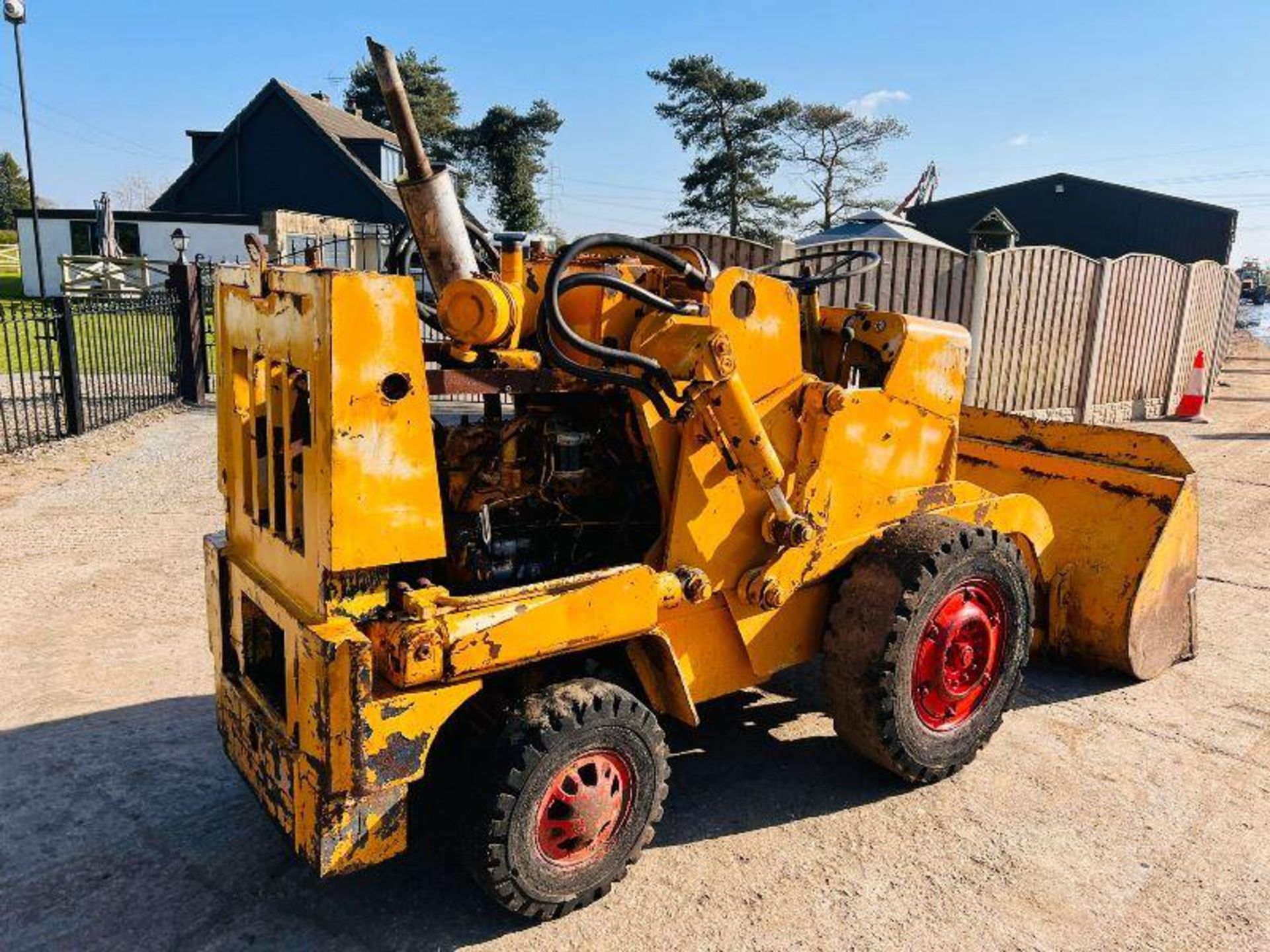 INTERNATIONAL HARVESTER H25B LOADING SHOVEL * NON-RUNNER * C/W PERKINS ENGINE