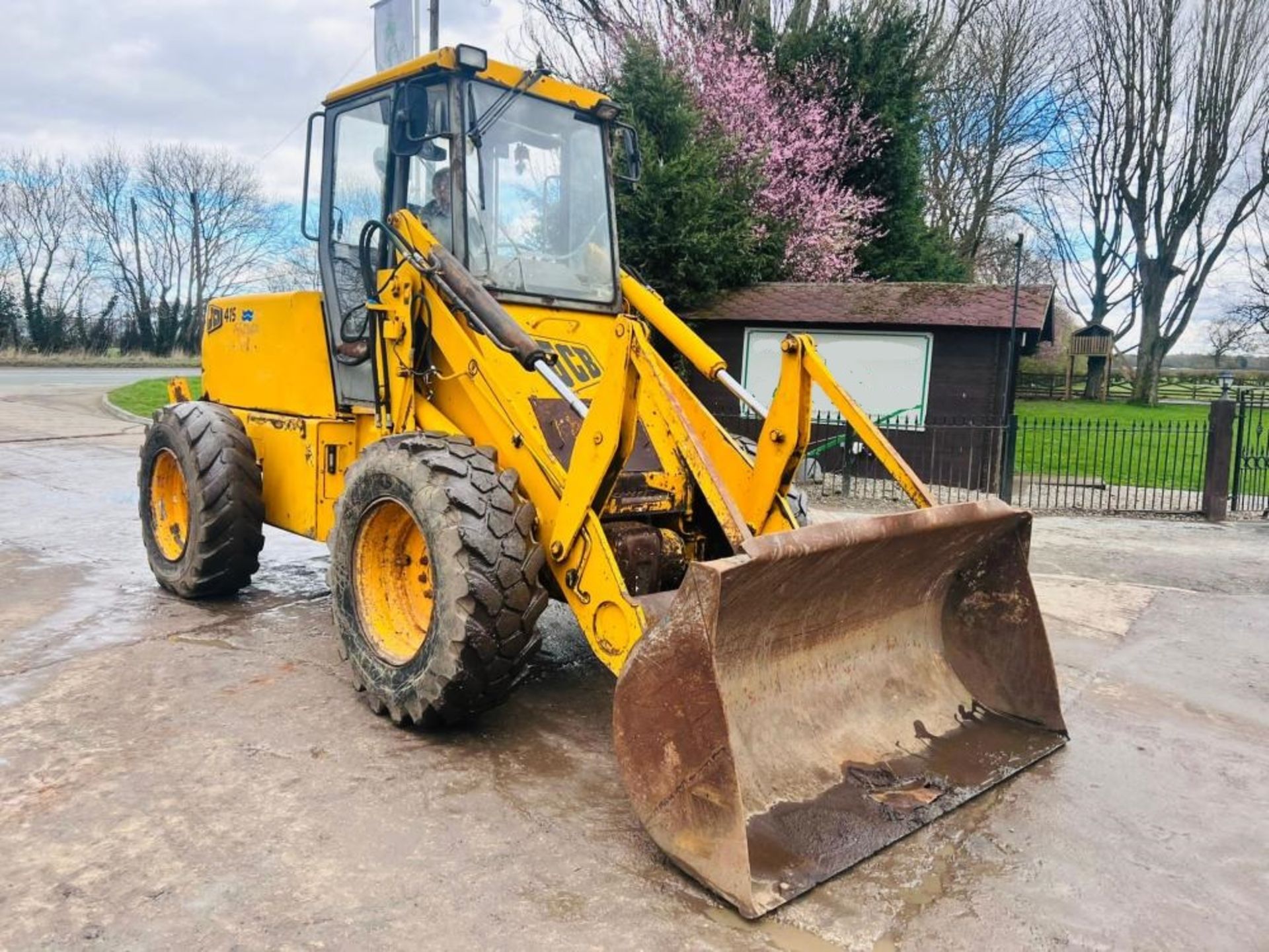 JCB 415 4WD LOADING SHOVEL C/W BUCKET - Image 4 of 12