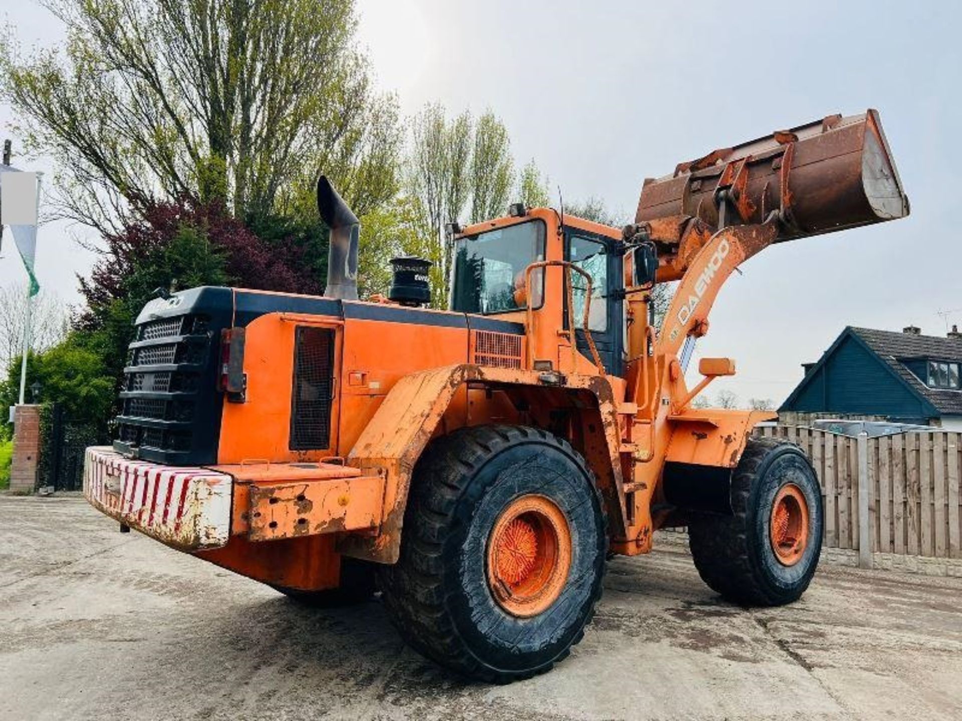 DAEWOO MEGA400-V 4WD LOADING SHOVEL C/W REVERSE CAMERA - Image 9 of 17