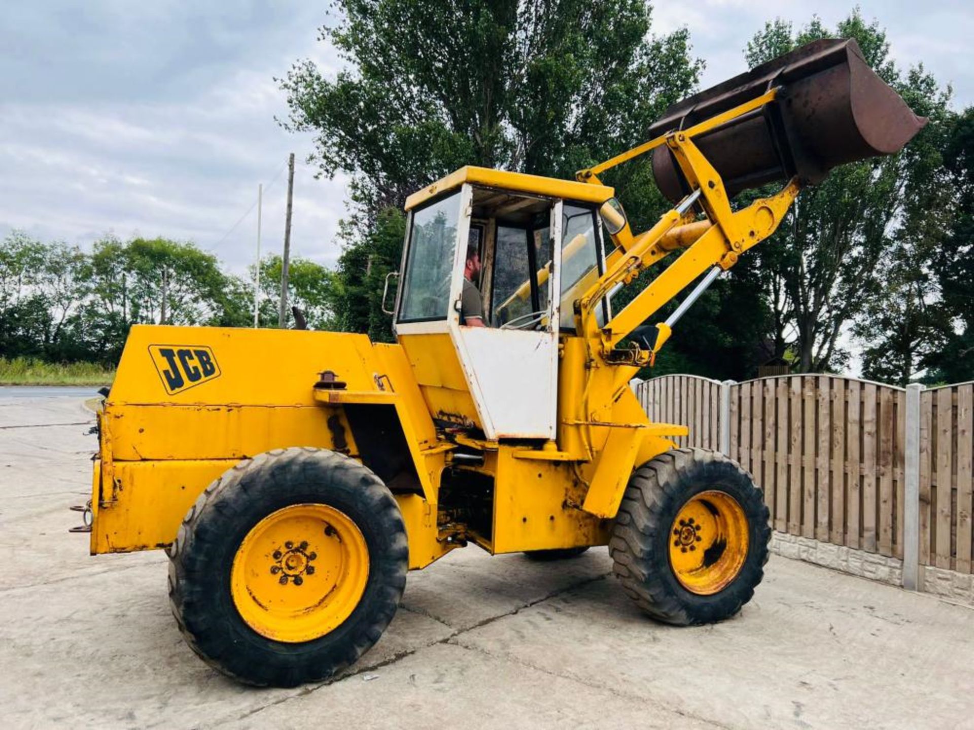 JCB 410 4WD LOADING SHOVEL C/W BUCKET - Image 12 of 14