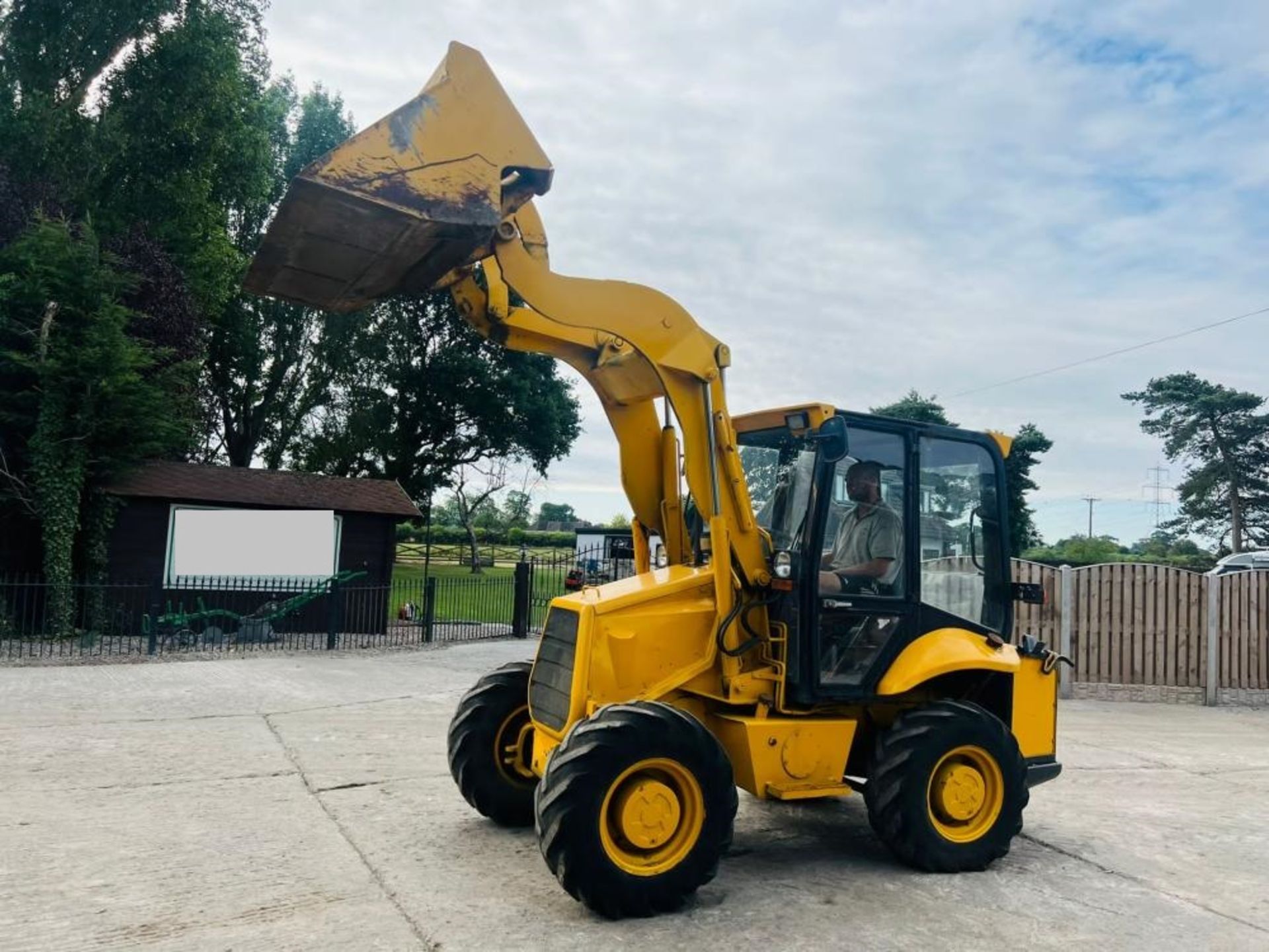 JCB 2CX 4WD AIRMASTER LOADING SHOVEL C/W SIDE TIP BUCKET