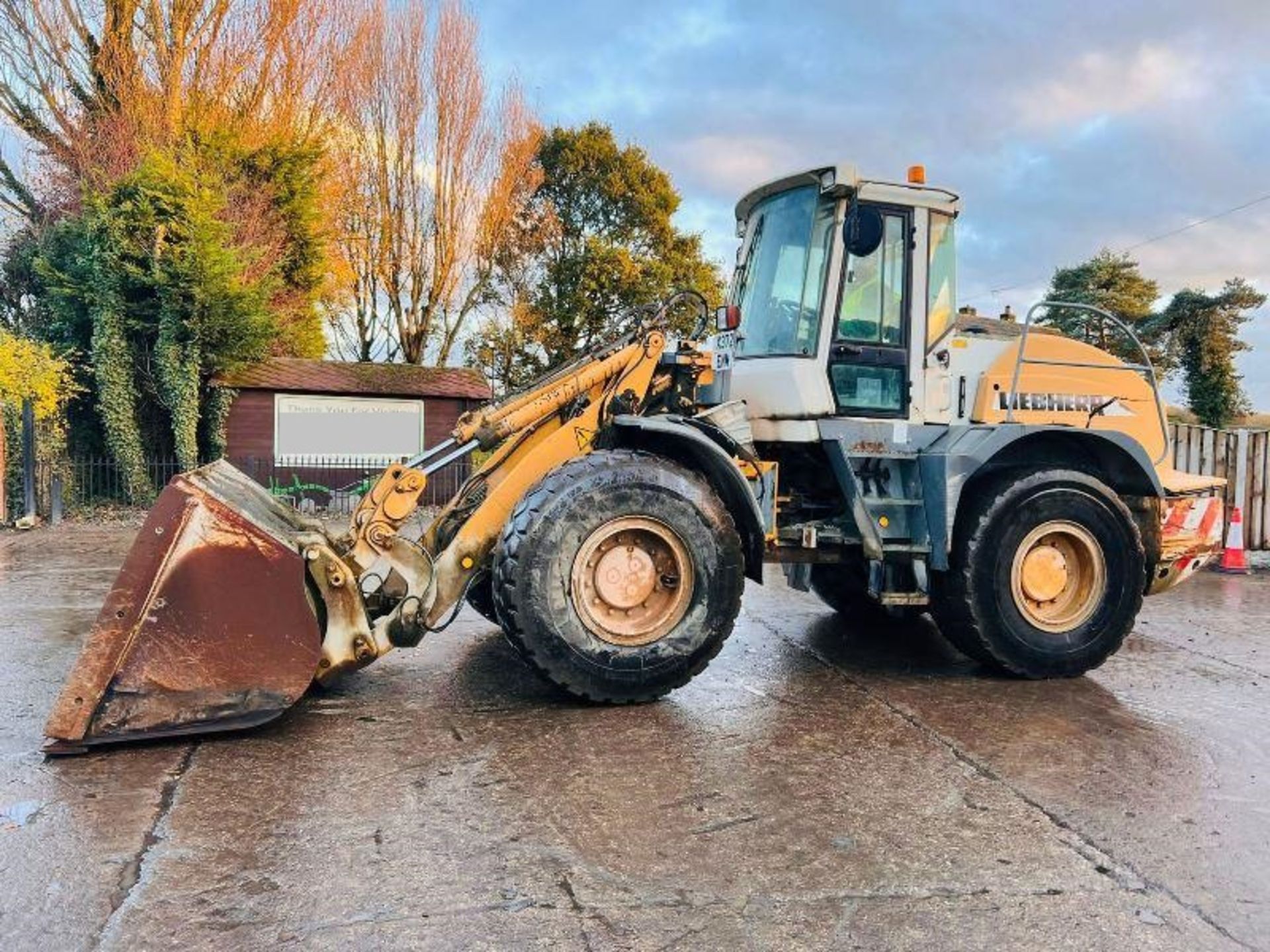 LIEBHERR L538 4WD LOADING SHOVEL C/W BUCKET - Image 10 of 11