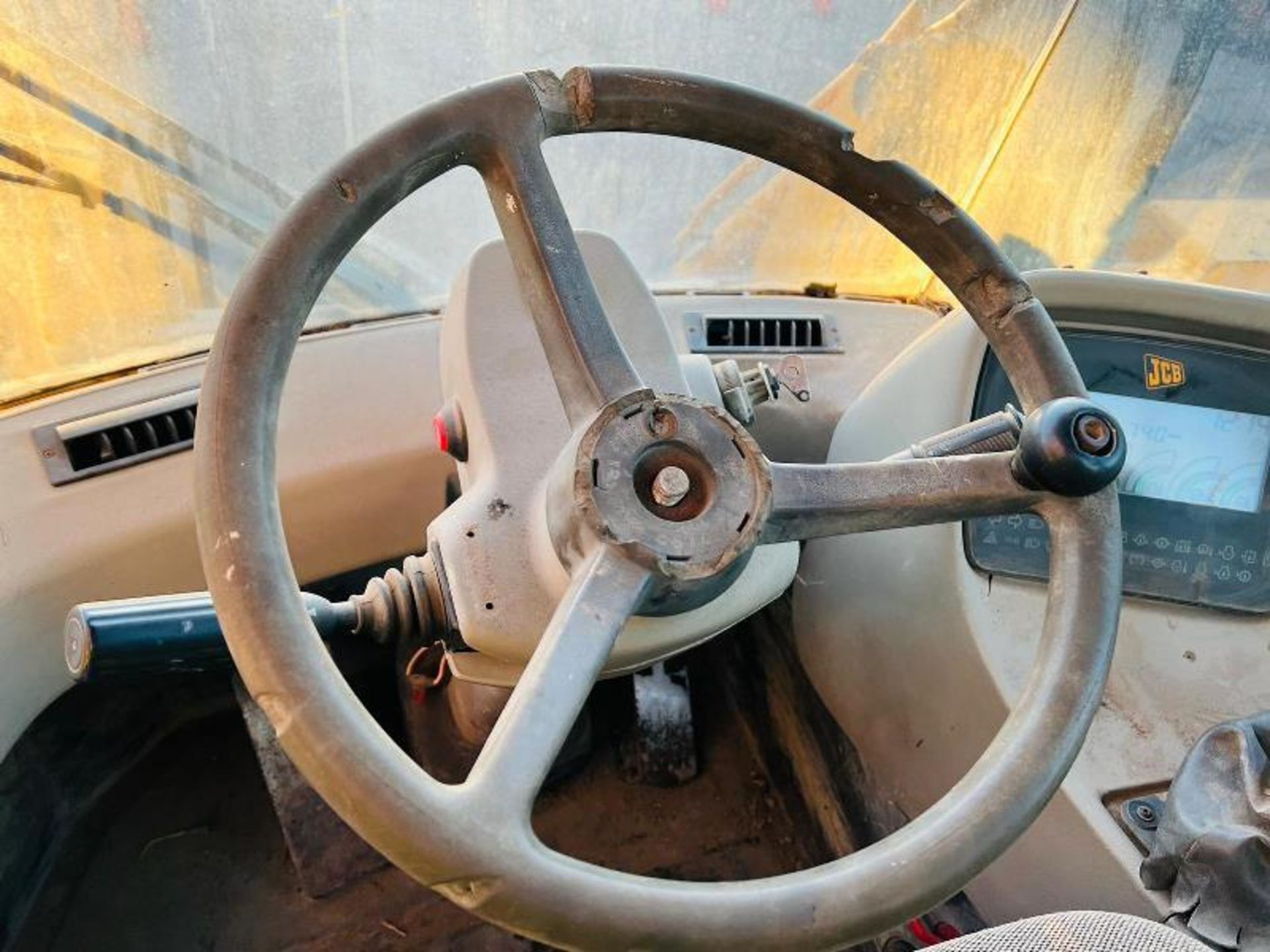 JCB 426B 4WD LOADING SHOVEL C/W JOYSTICK CONTROL - Image 5 of 13