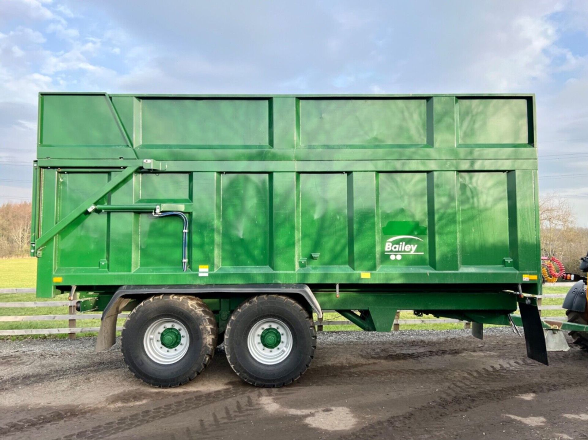 2021 BAILEY 16 TON HIGH SPEED SILAGE TRAILER AIR & HYDRAULIC BRAKING - REAR HITCH / ON BOARD WEIGHER - Image 5 of 12