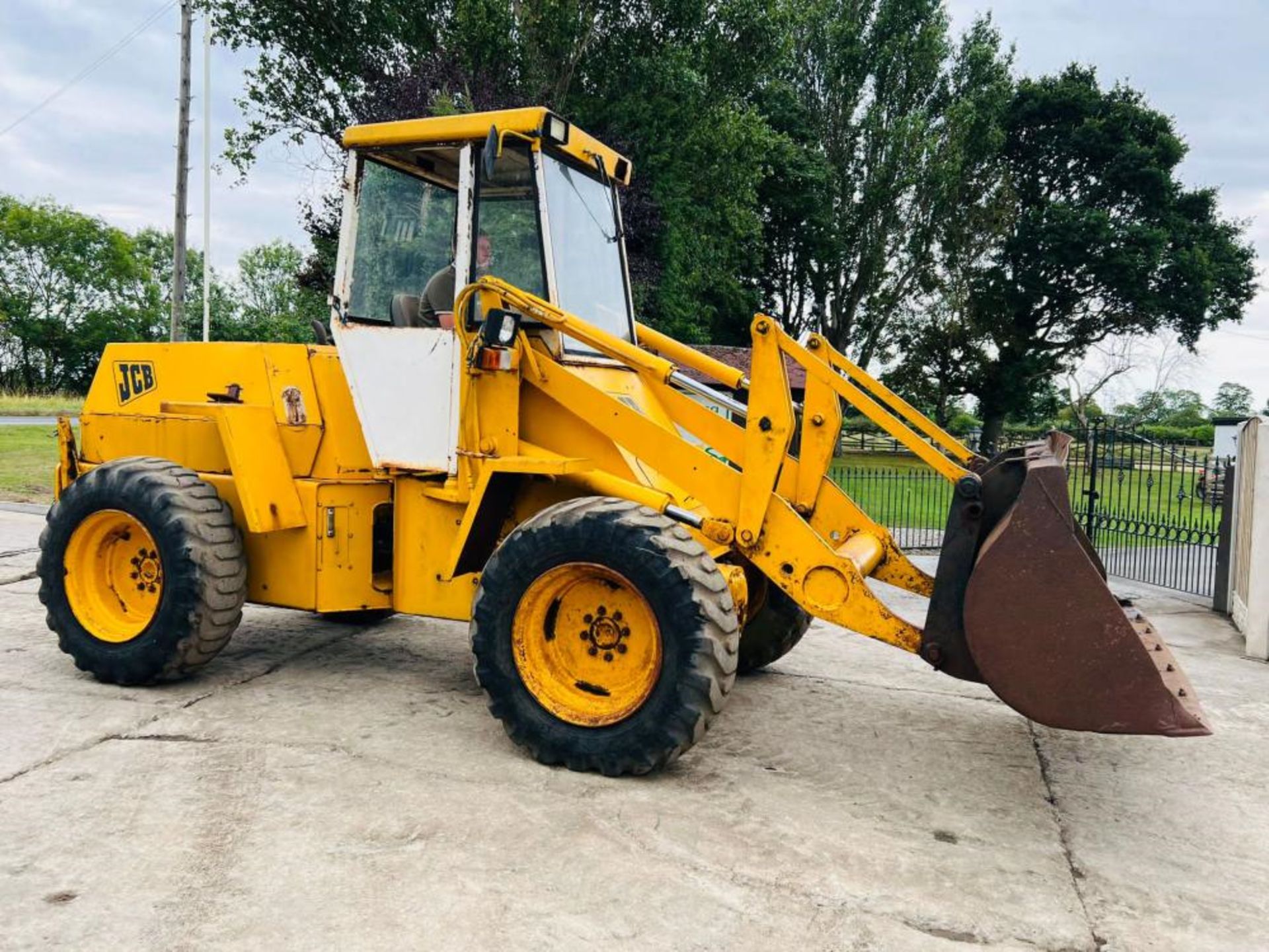 JCB 410 4WD LOADING SHOVEL C/W BUCKET - Image 6 of 14