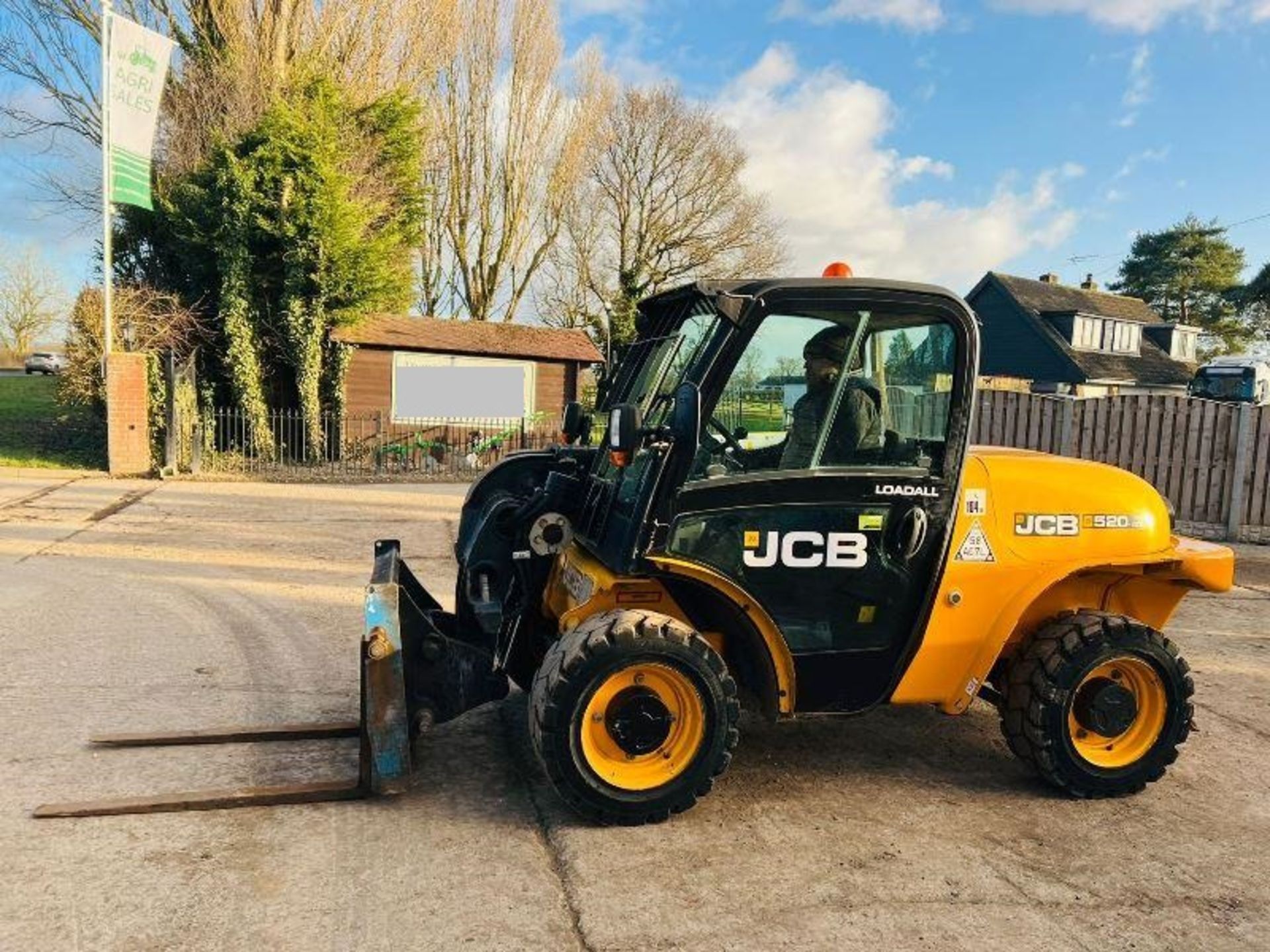 JCB 520-40 4WD TELEHANDLER * YEAR 2011 , 4592 HOURS * C/W PALLET TINES - Image 13 of 14