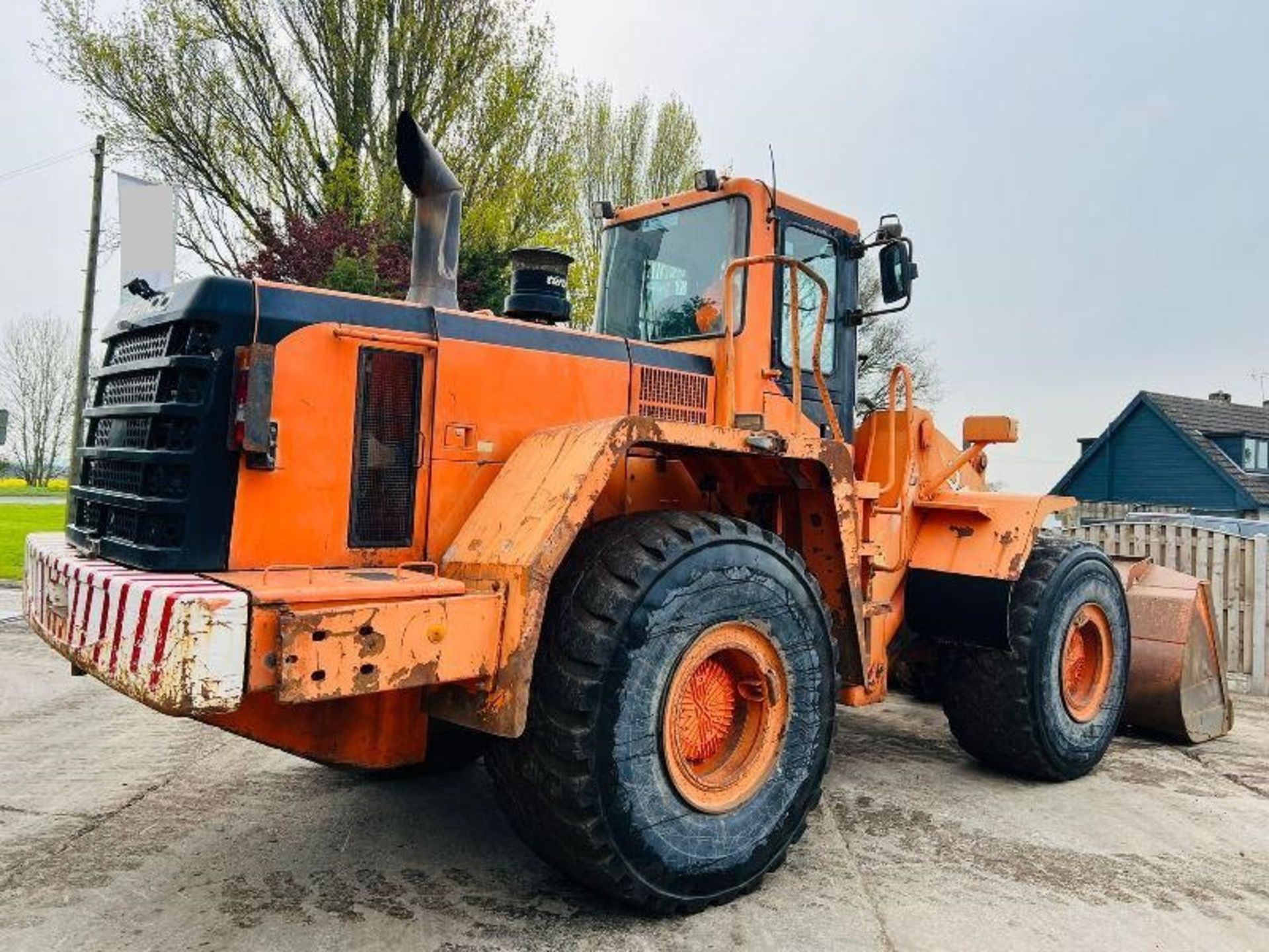 DAEWOO MEGA400-V 4WD LOADING SHOVEL C/W REVERSE CAMERA - Image 16 of 17