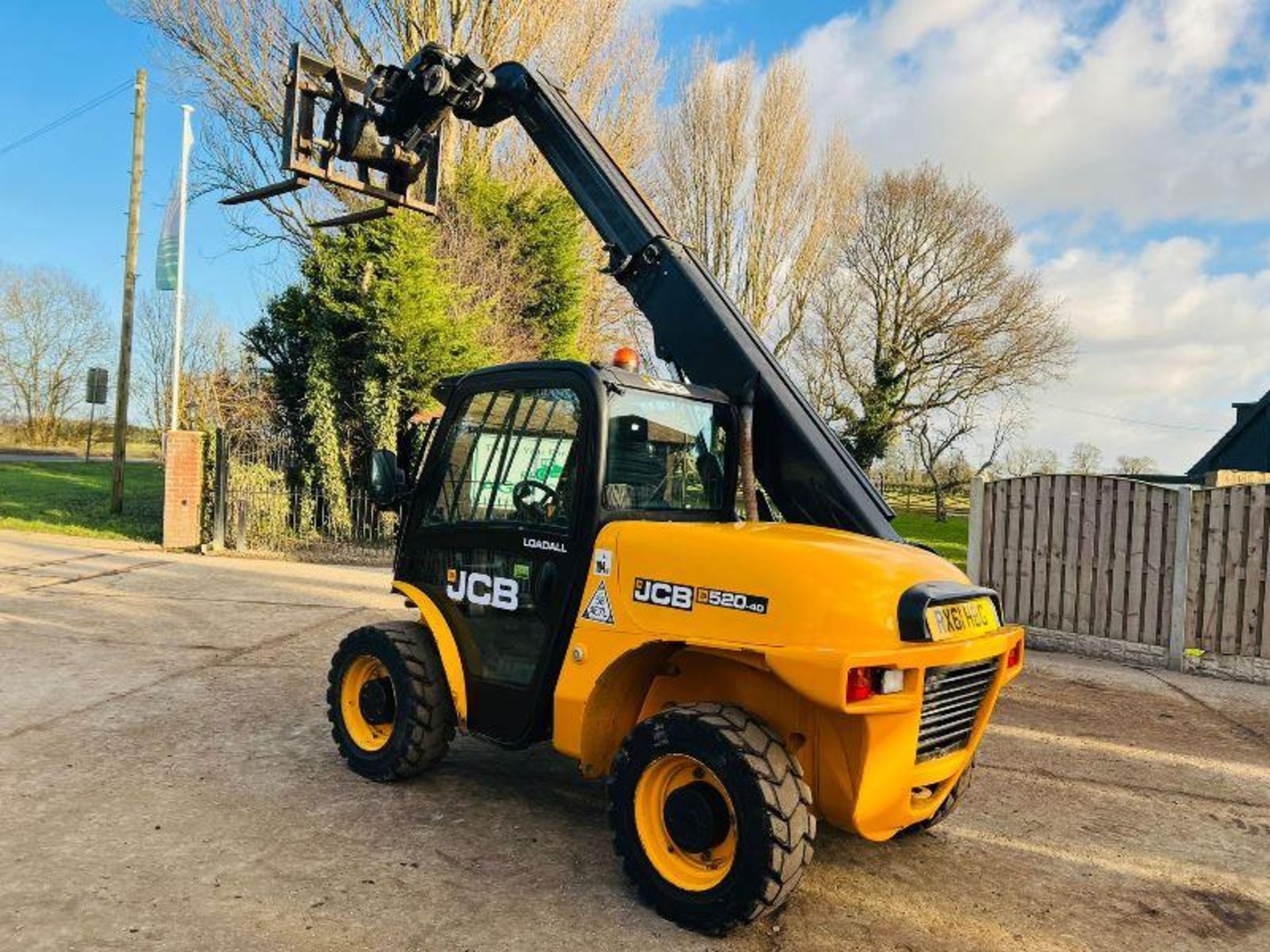 JCB 520-40 4WD TELEHANDLER * YEAR 2011 , 4592 HOURS * C/W PALLET TINES - Image 4 of 14