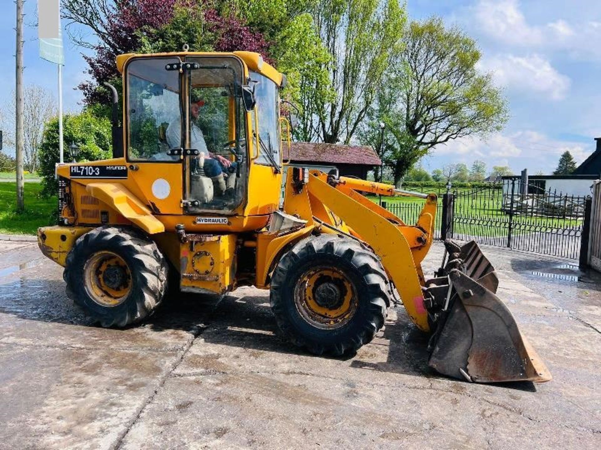 HYUNDIA HL710-3 4WD LOADING SHOVEL *4061 HOURS* C/W THREE IN ONE BUCKET - Image 15 of 20