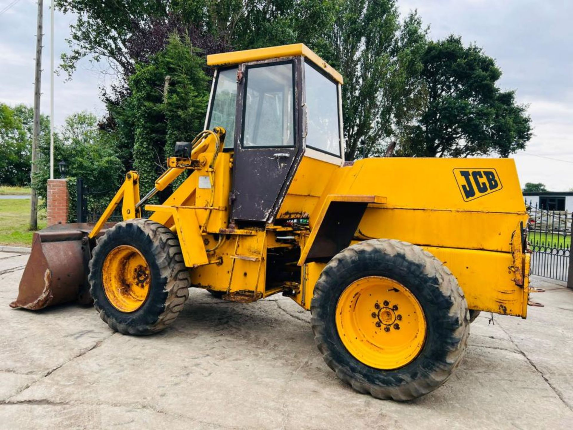 JCB 410 4WD LOADING SHOVEL C/W BUCKET - Image 9 of 14