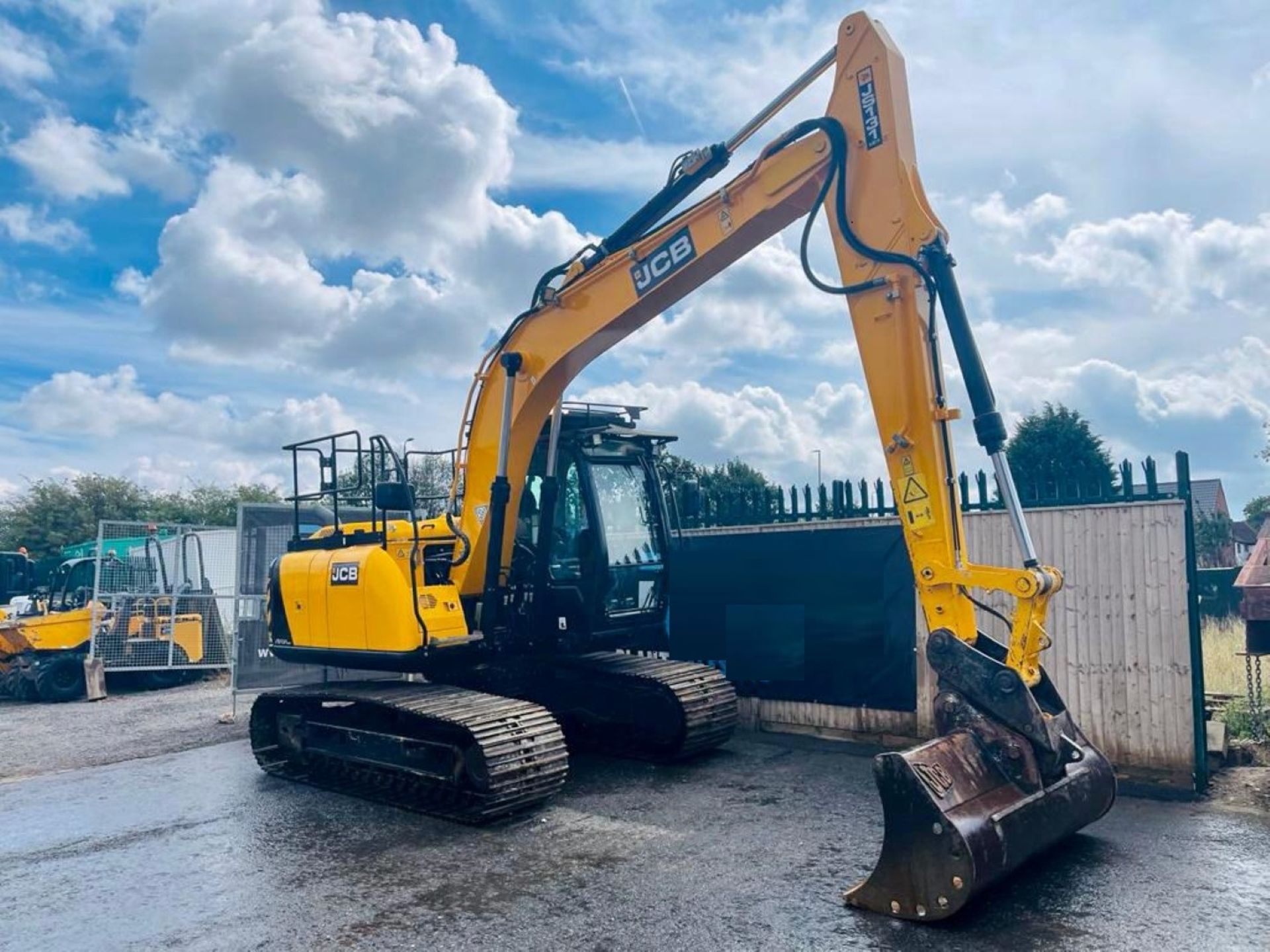 JCB JS131 LC PLUS 2018 3464 HOURS CODED START AIR CON - Image 3 of 15