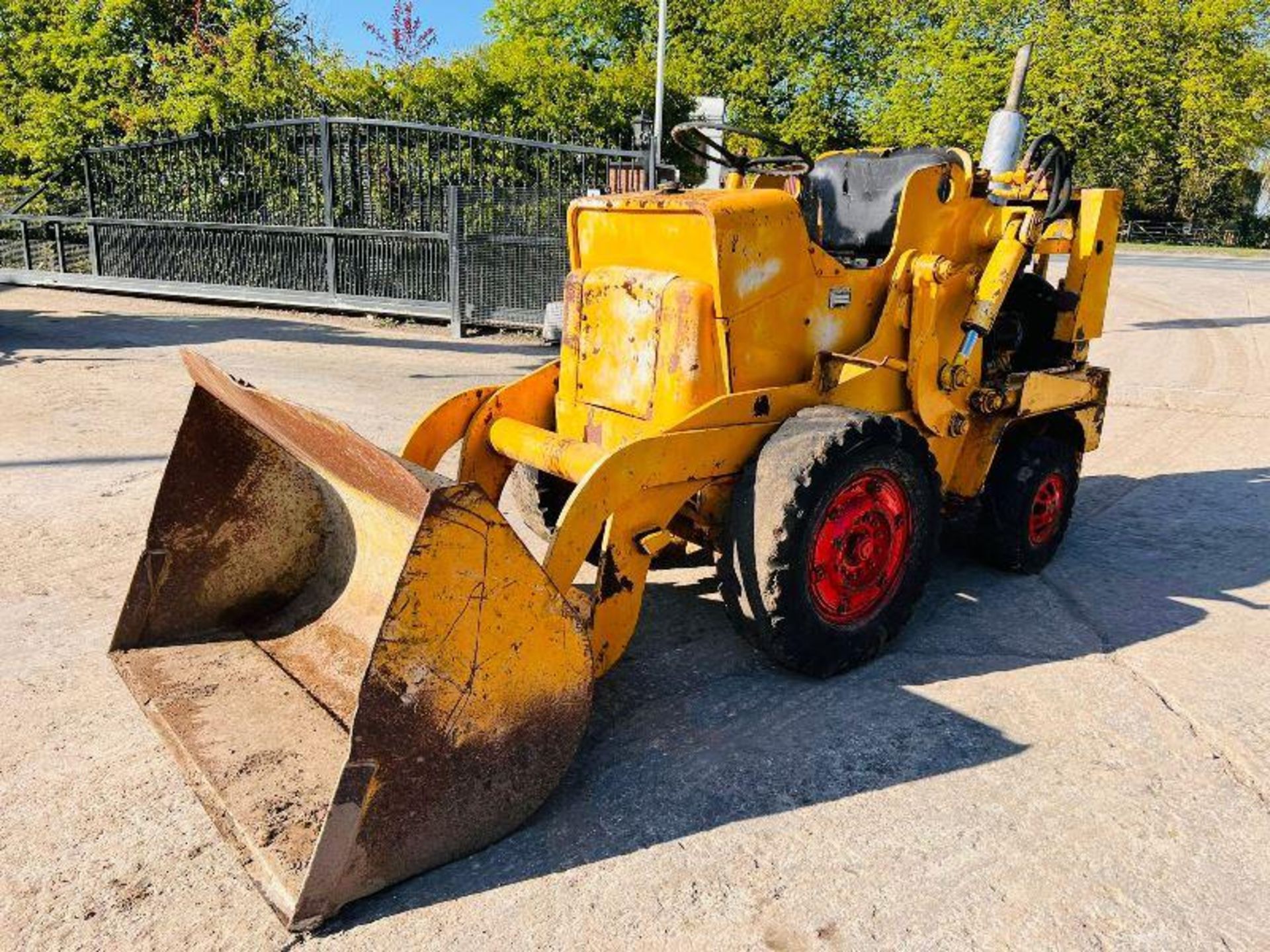 INTERNATIONAL HARVESTER H25B LOADING SHOVEL * NON-RUNNER * C/W PERKINS ENGINE - Image 3 of 15