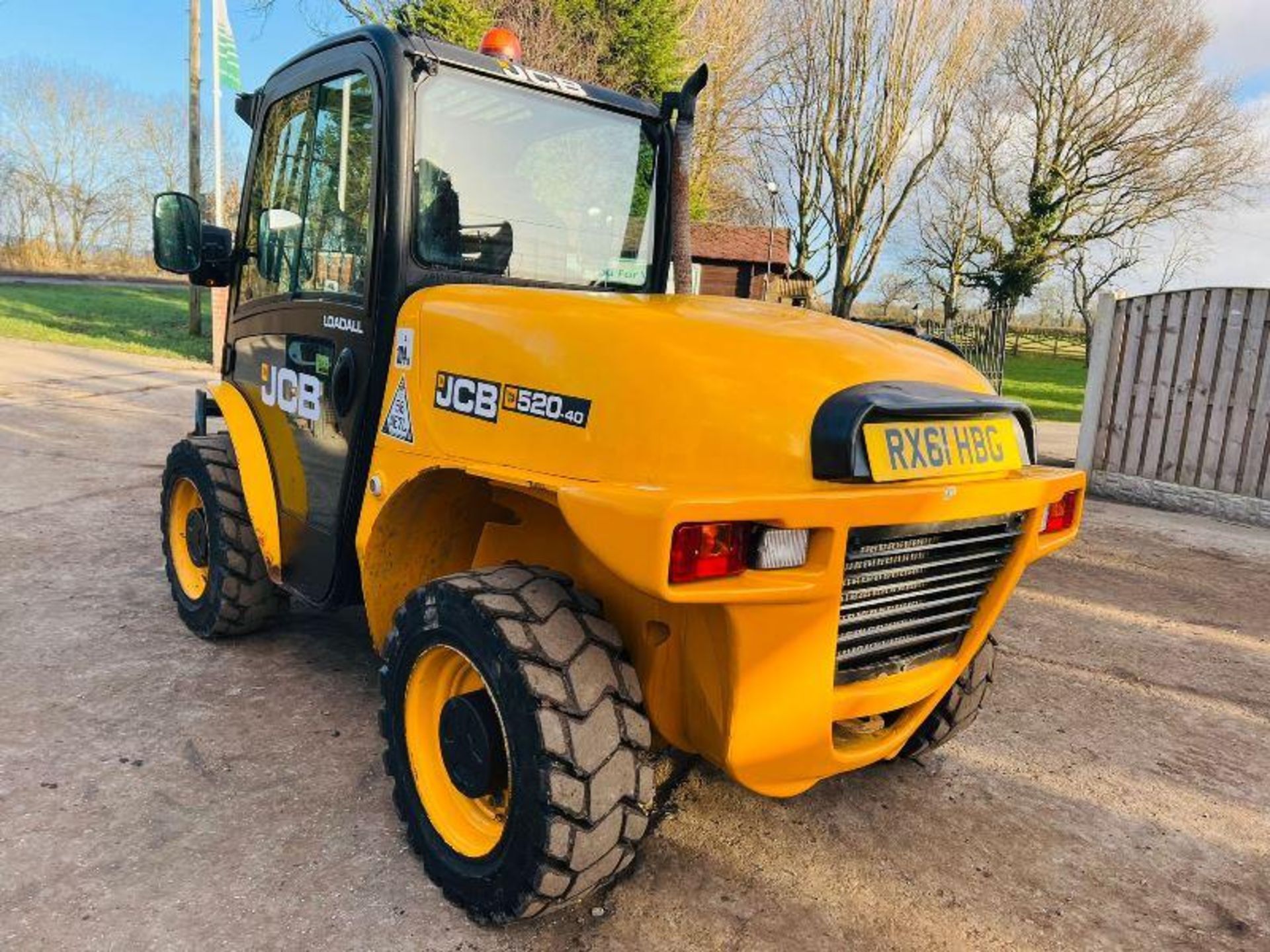 JCB 520-40 4WD TELEHANDLER * YEAR 2011 , 4592 HOURS * C/W PALLET TINES - Image 6 of 14