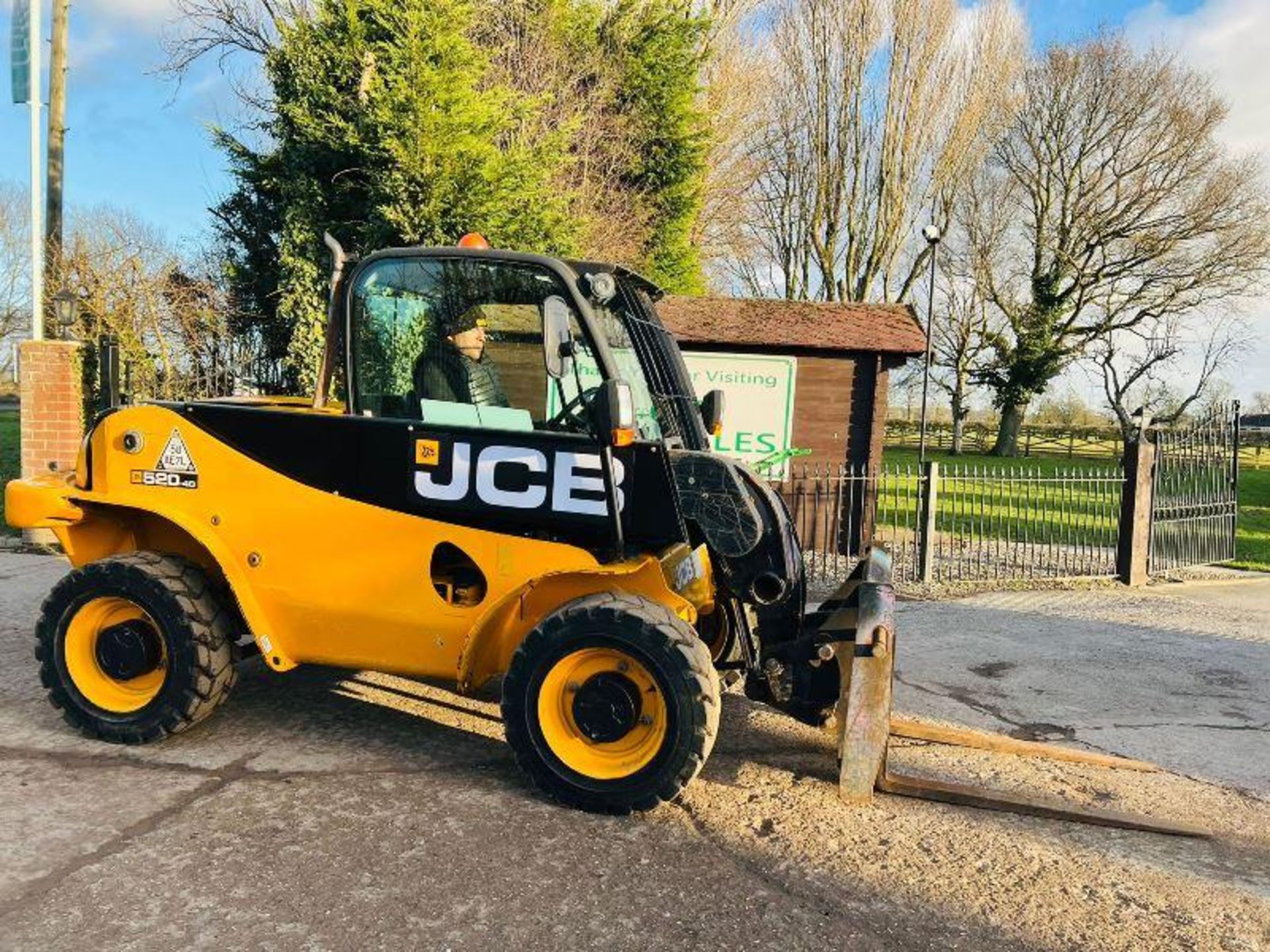 JCB 520-40 4WD TELEHANDLER * YEAR 2011 , 4592 HOURS * C/W PALLET TINES - Image 3 of 14