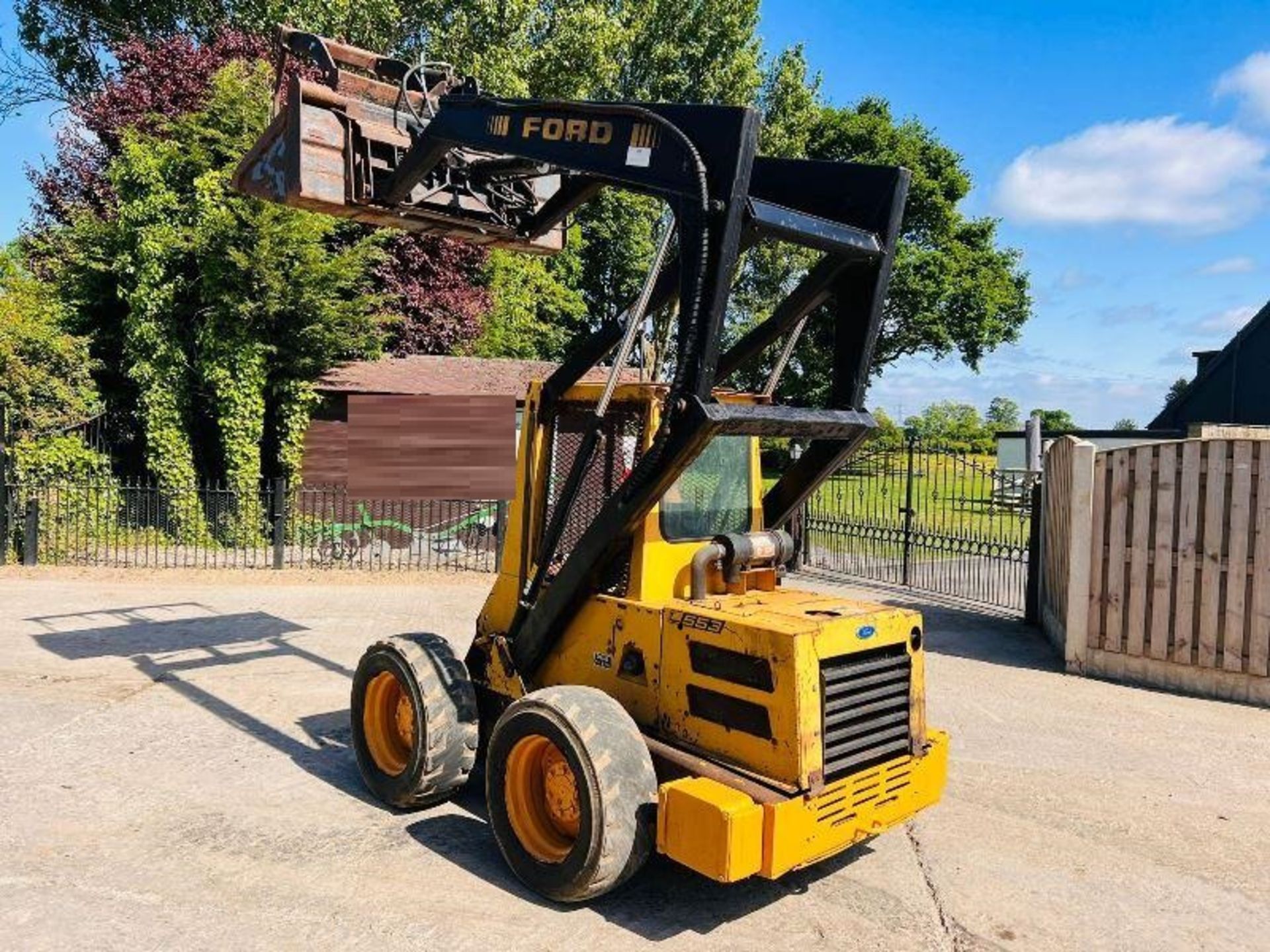 FORD L553 HIGH LIFT SKIDSTEER C/W GRAPPLE BUCKET - Image 9 of 18