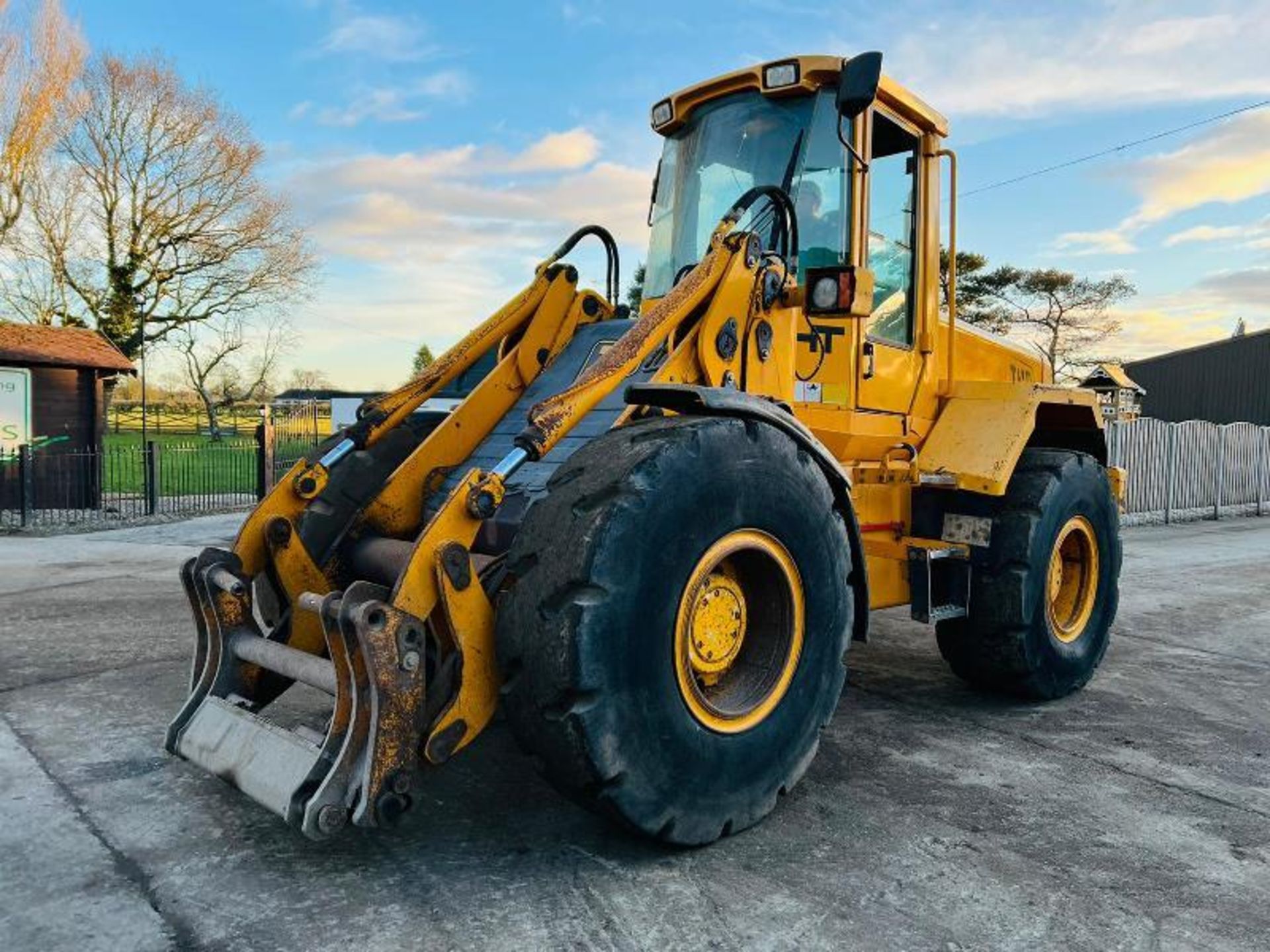 JCB 426B 4WD LOADING SHOVEL C/W JOYSTICK CONTROL - Image 11 of 13