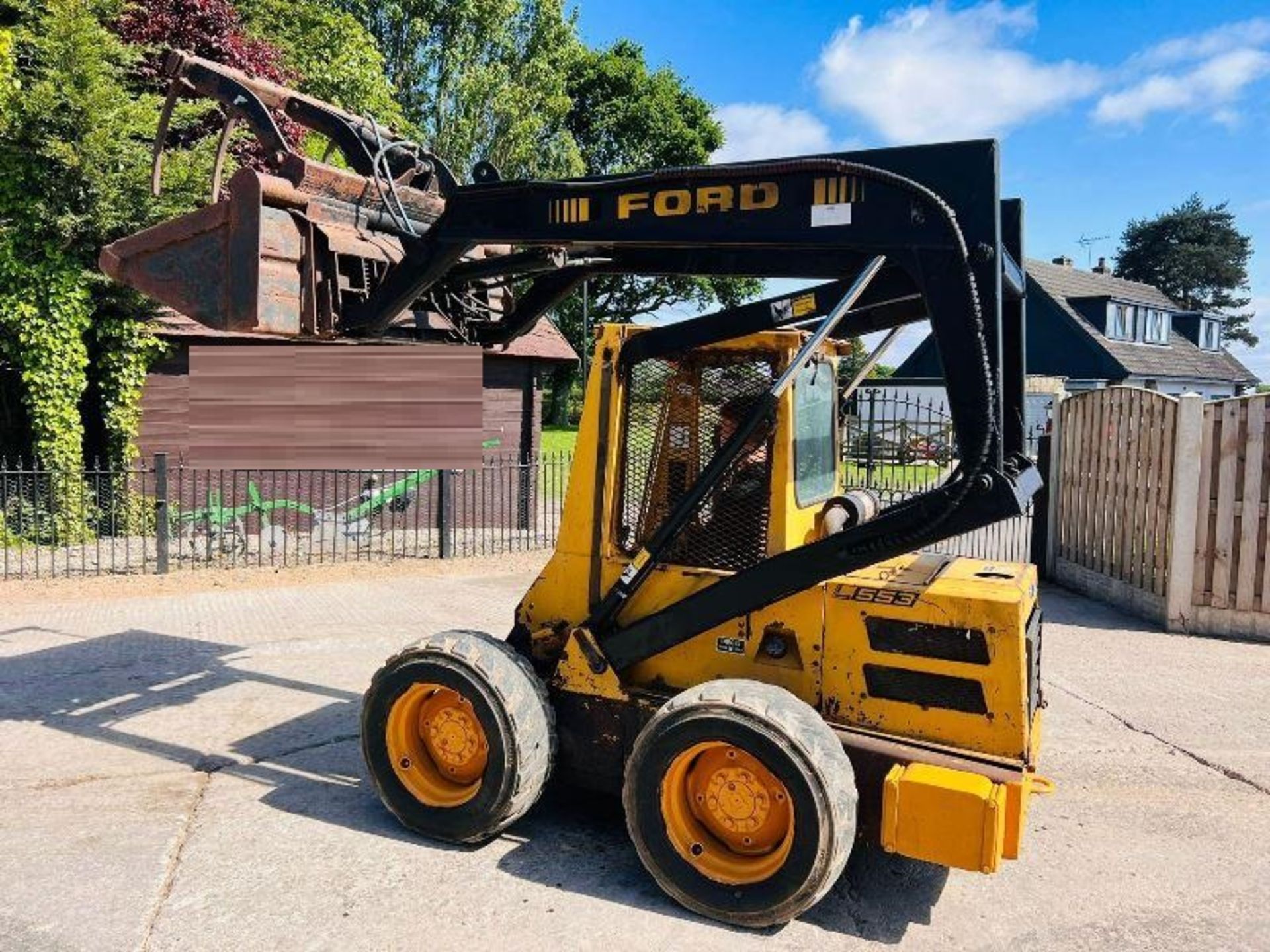 FORD L553 HIGH LIFT SKIDSTEER C/W GRAPPLE BUCKET - Image 2 of 18