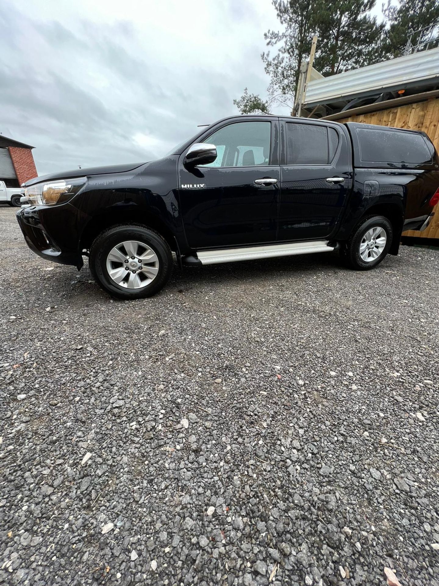 TOYOTA HILUX 2017 MANUAL - Image 11 of 19