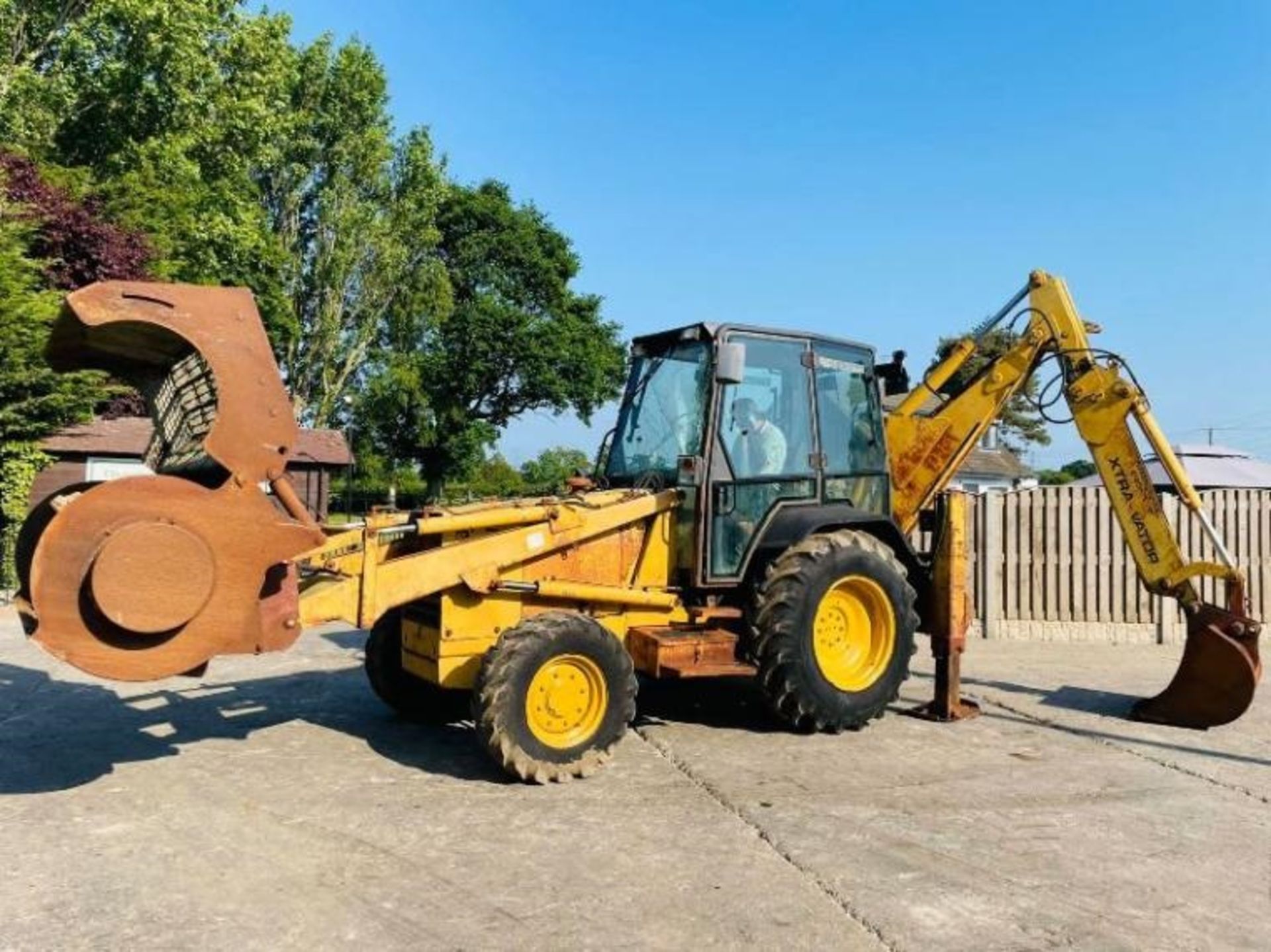 FORD NEW HOLLAND 655C 4WD BACKHOE C/W EXTENDING DIG & CEMENT MIXER BUCKET - Image 4 of 15