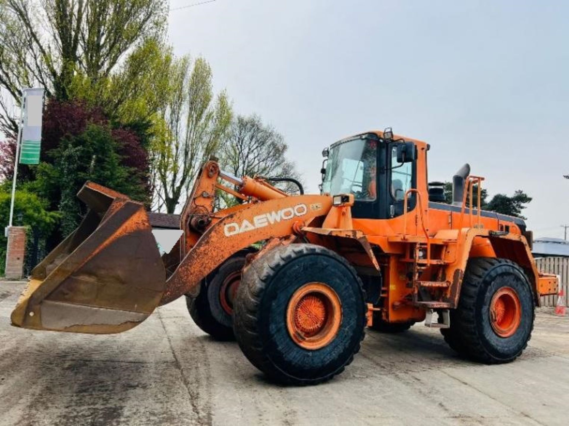 DAEWOO MEGA400-V 4WD LOADING SHOVEL C/W REVERSE CAMERA