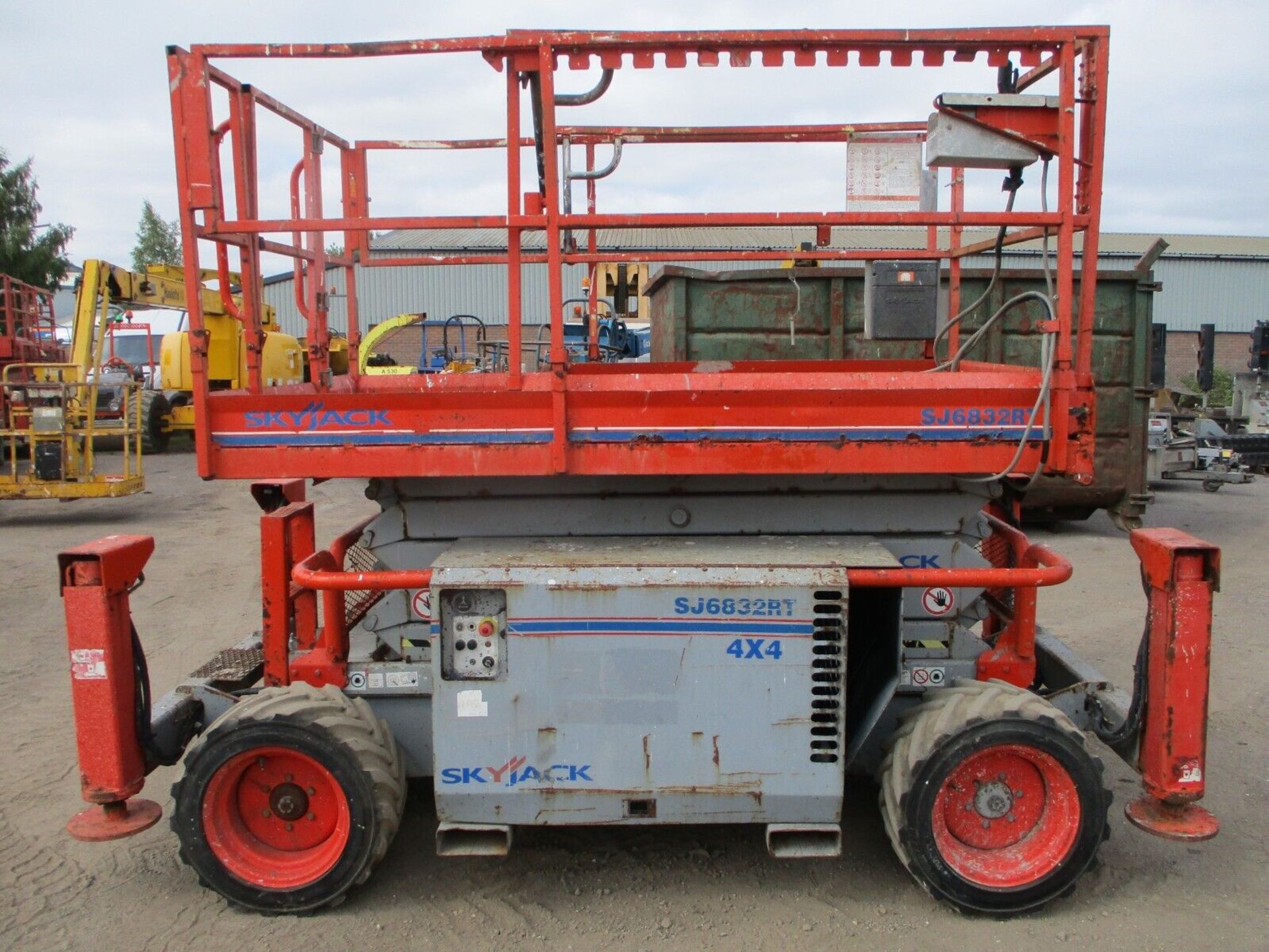 2007 SKYJACK 6832 SCISSOR LIFT ACCESS PLATFORM CHERRY PICKER MEWP GENIE - Image 8 of 11