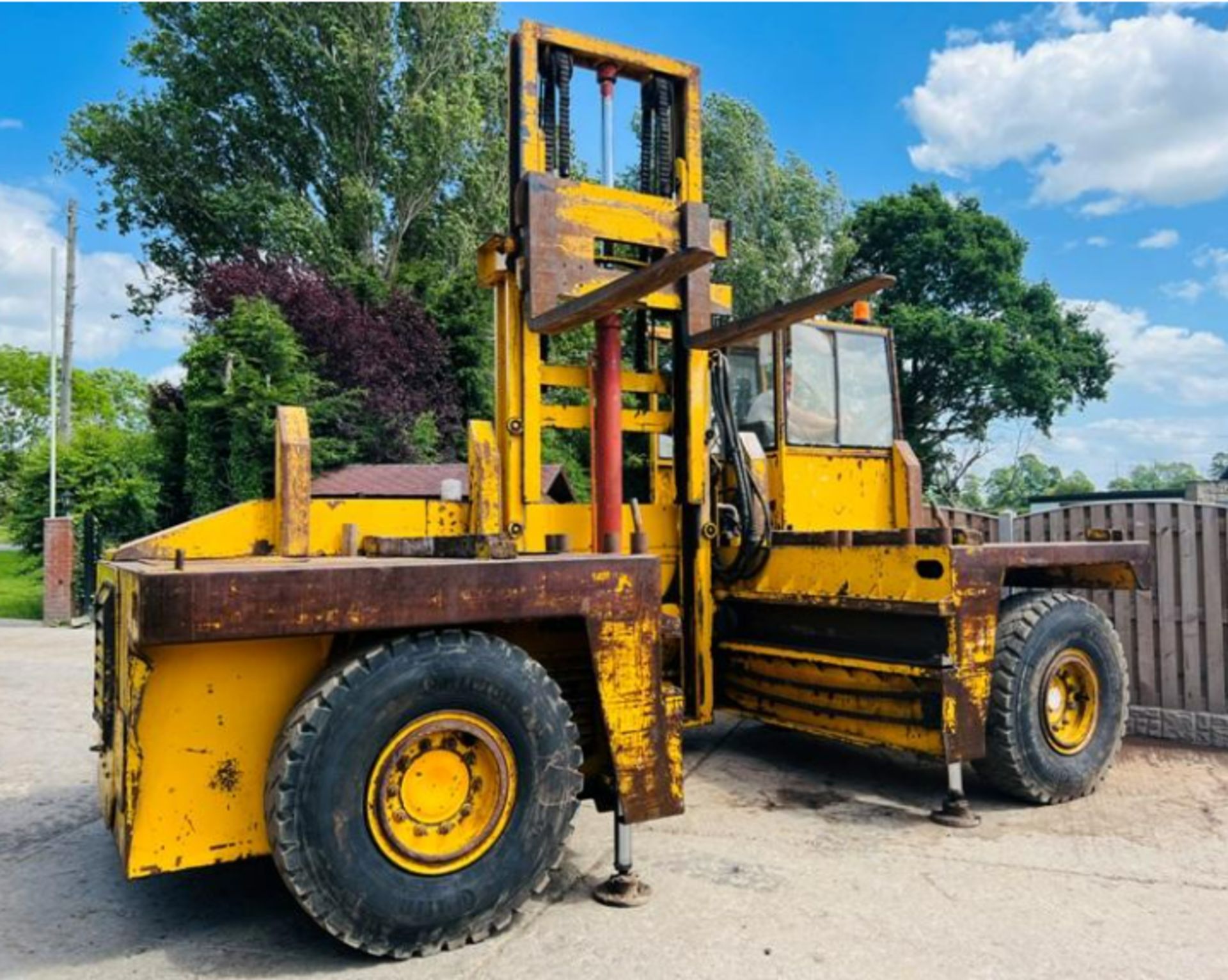 SSP SIDE LOAD DIESEL FORKLIFT C/W 2 X HYDRAULIC SUPPORT LEGS - Image 9 of 17