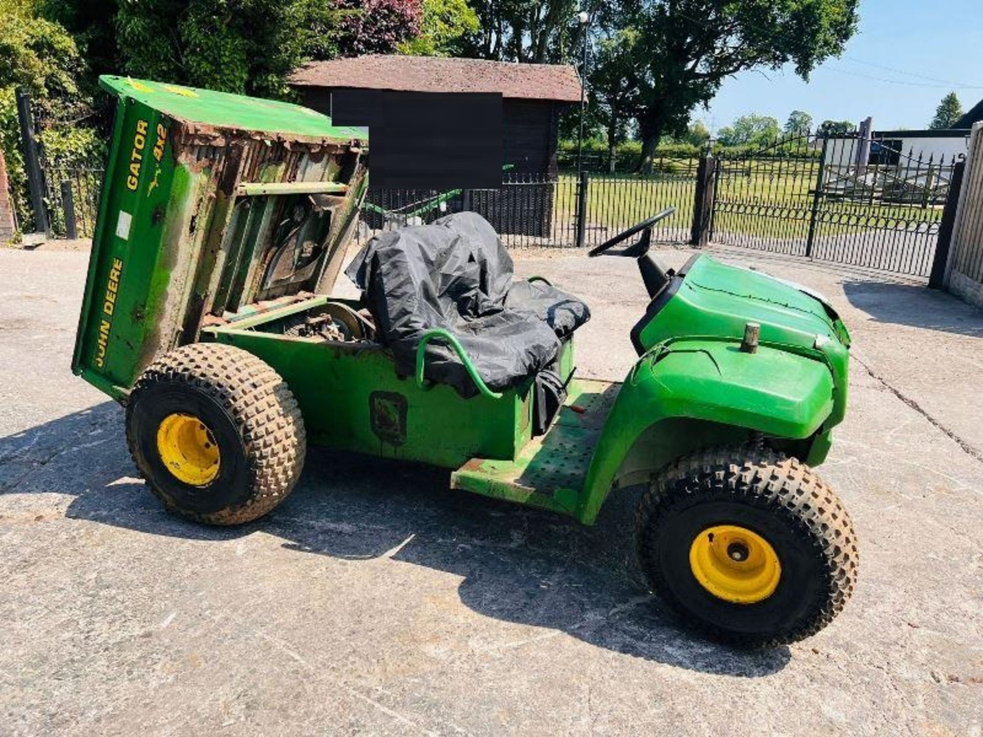 JOHN DEERE GATOR 4WD PETROL UTV C/W ELECTRIC TIP BODY