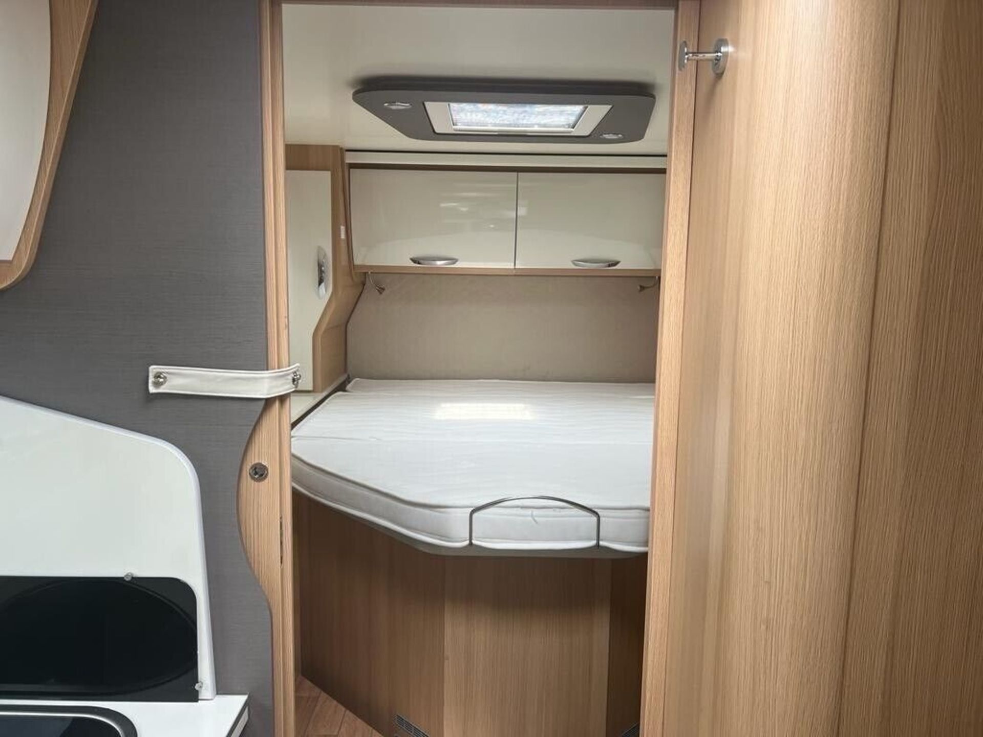 AUTOMATIC 4 BERTH FIAT MCLOUIS 2022/23 - 367 MOTORHOME CAMPER - Image 13 of 16