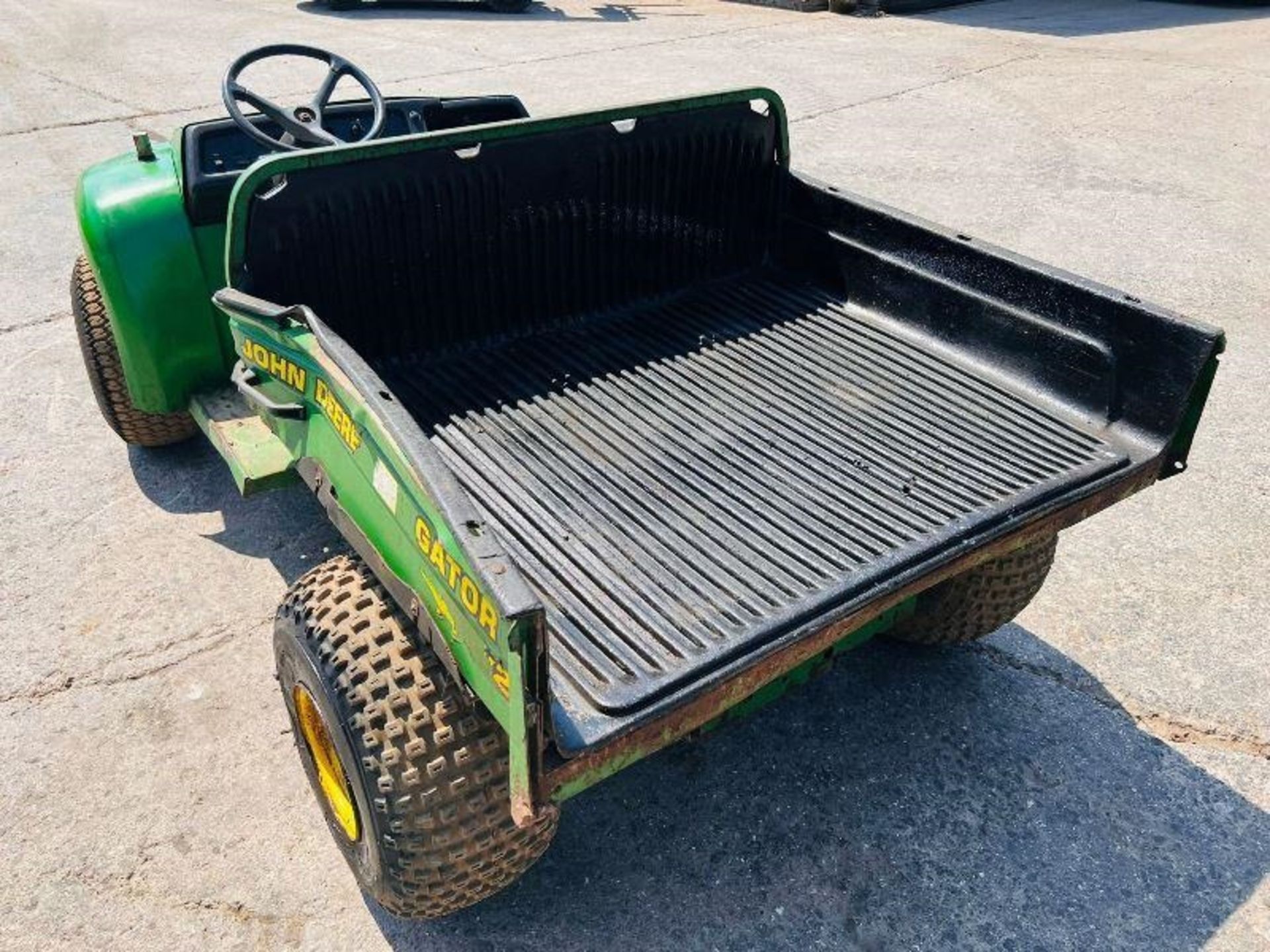 JOHN DEERE GATOR 4WD PETROL UTV C/W ELECTRIC TIP BODY - Image 9 of 15