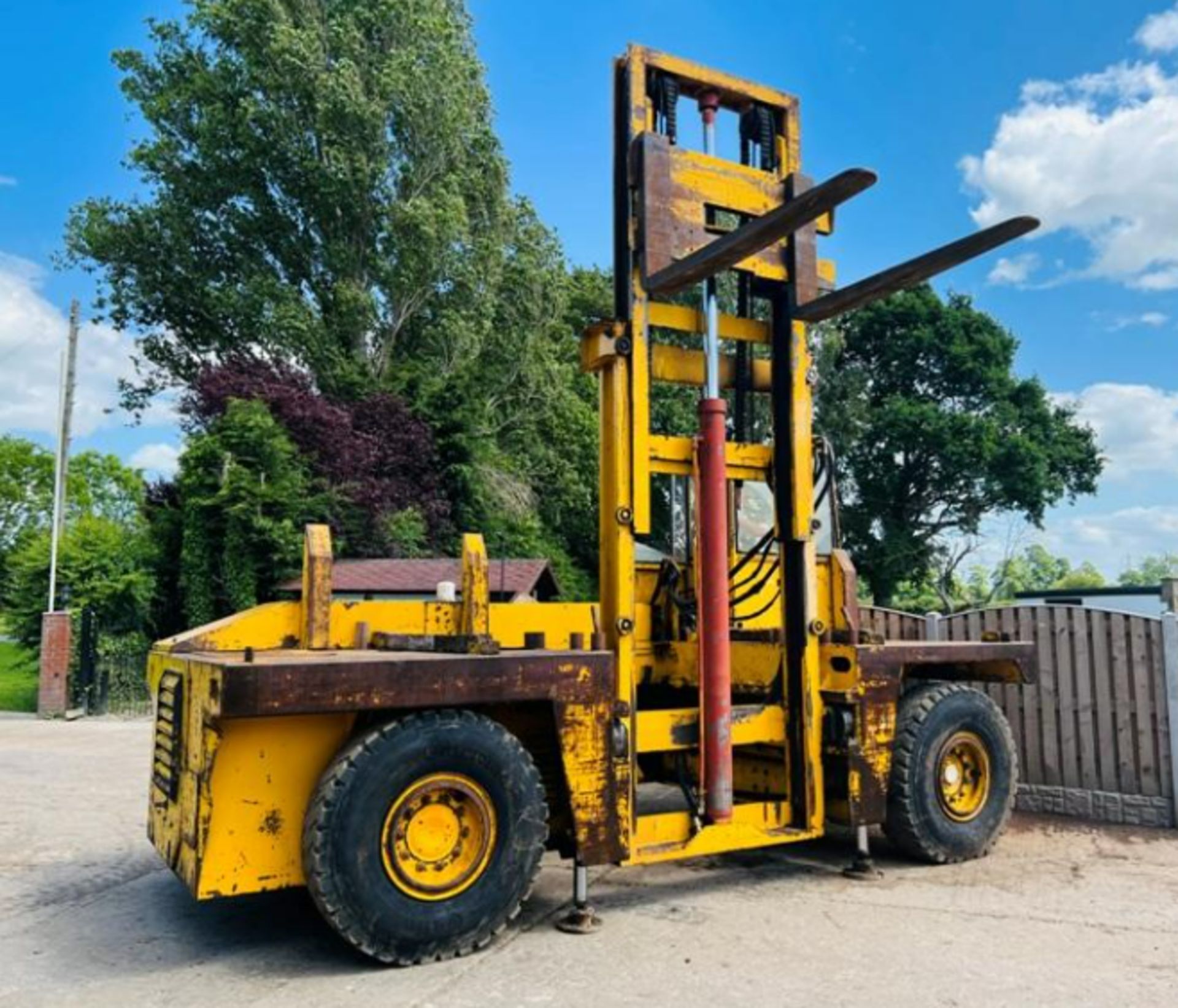 SSP SIDE LOAD DIESEL FORKLIFT C/W 2 X HYDRAULIC SUPPORT LEGS - Image 8 of 17