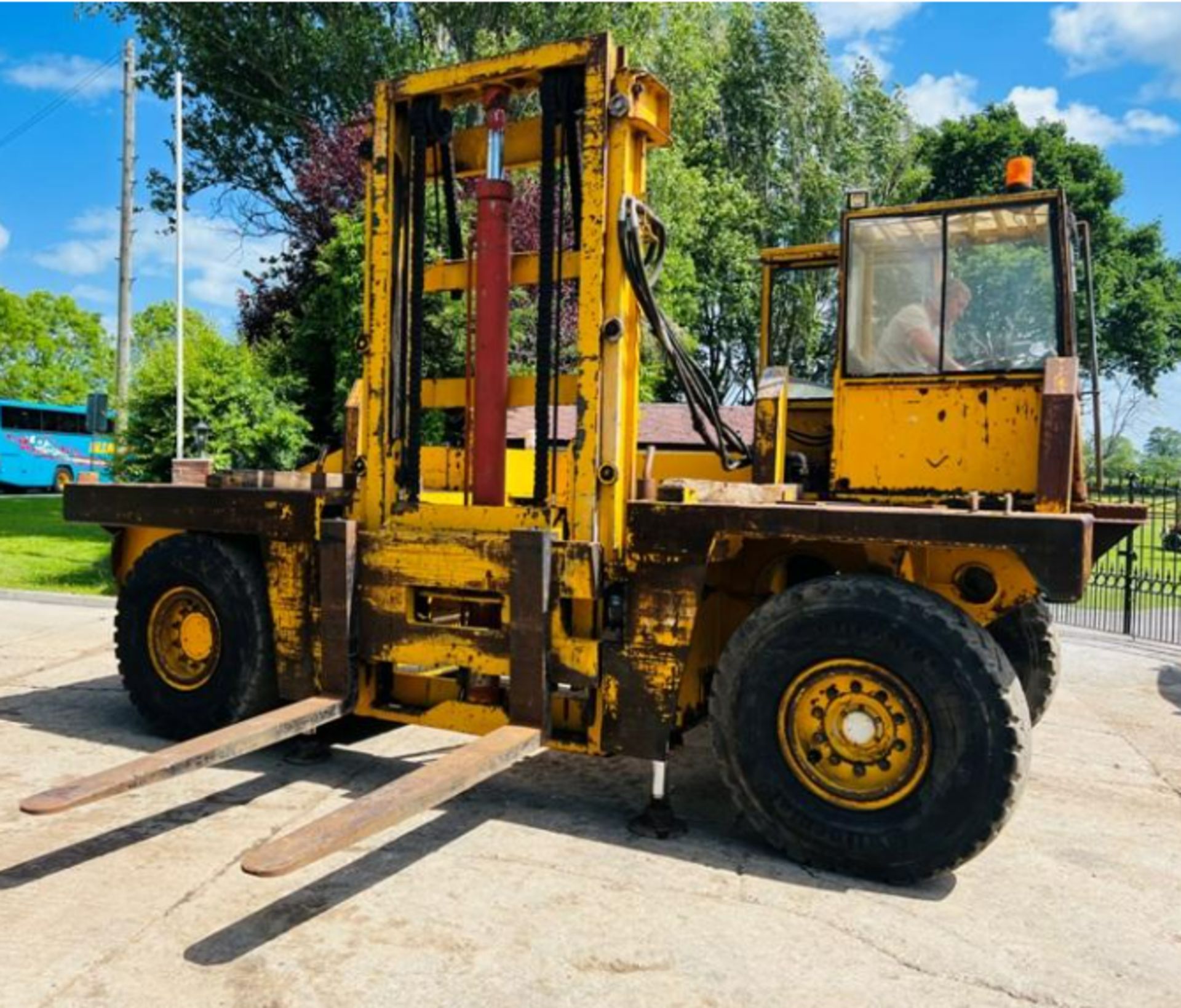 SSP SIDE LOAD DIESEL FORKLIFT C/W 2 X HYDRAULIC SUPPORT LEGS - Image 11 of 17