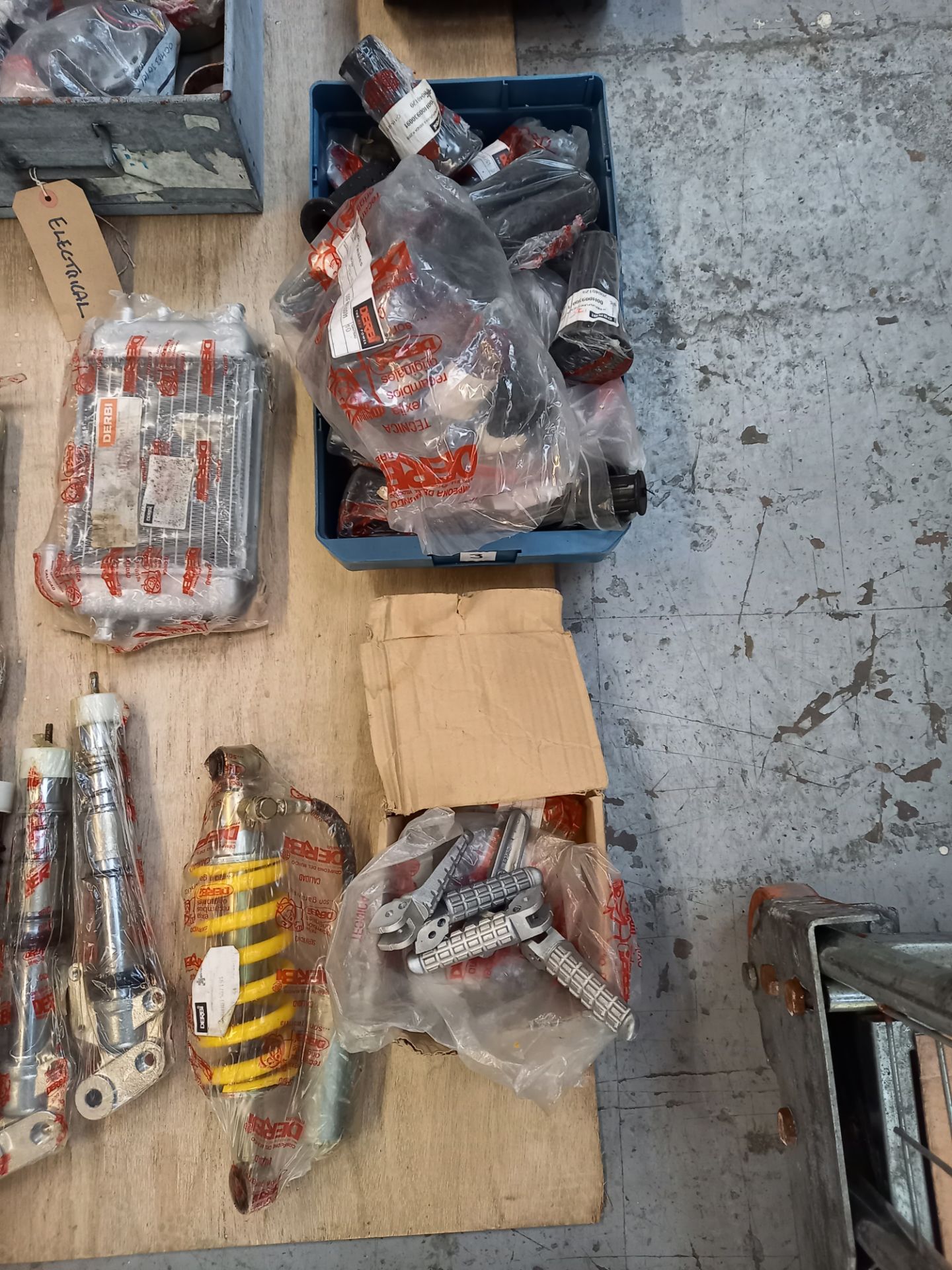 JOB LOT OF NEW GENUINE OE DERBI SCOOTER PARTS STARTING PRICE IS THE RESERVE PRICE - Image 9 of 13