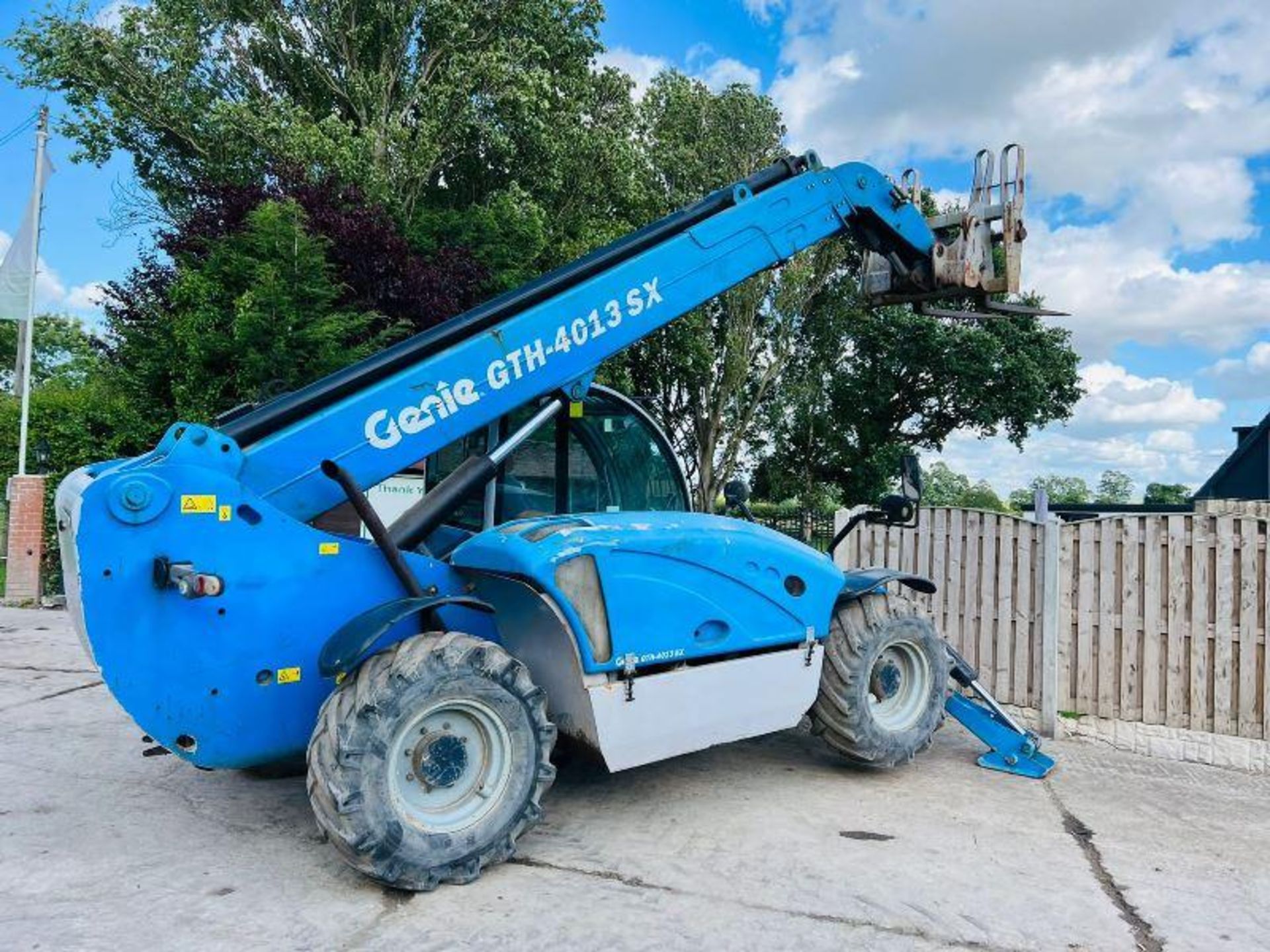 GENIE GTH4013 4WD TELEHANDLER *YEAR 2008, 13 METER REACH* C/W PALLET TINES - Image 3 of 18