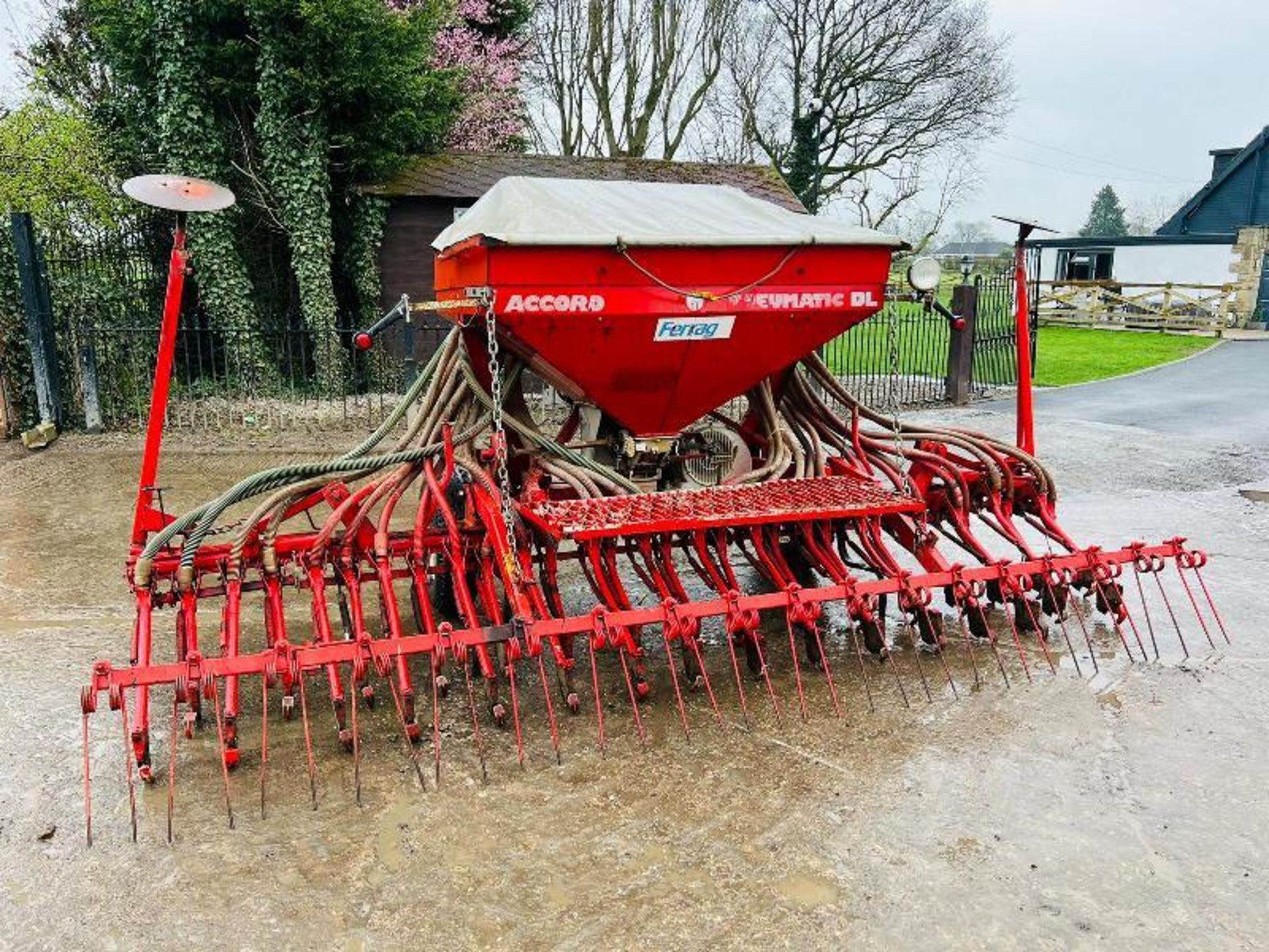 ACCORD TYPE D SEED DRILL C/W EXTENDABLE ARMS - Image 3 of 10