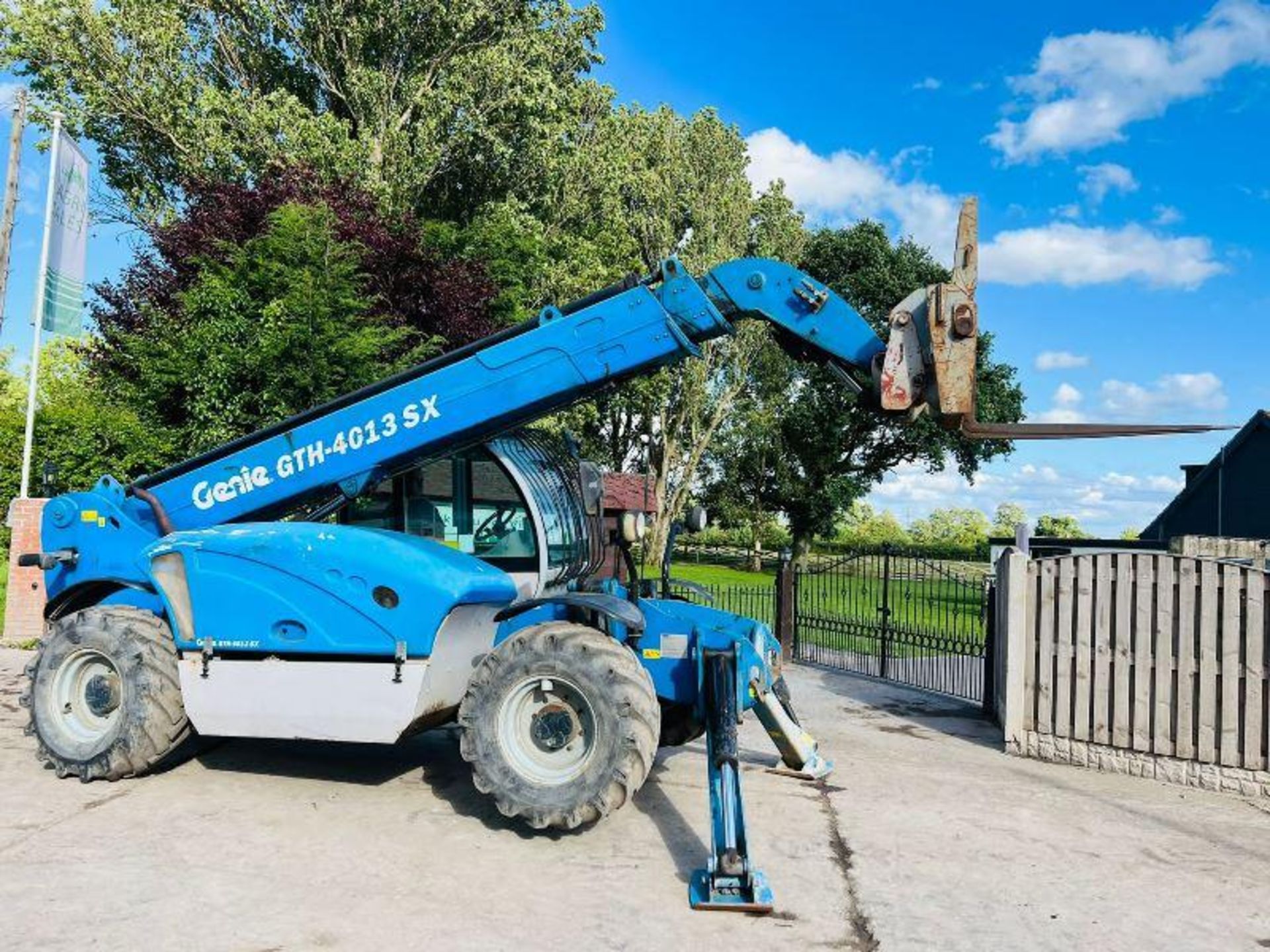 GENIE GTH4013 4WD TELEHANDLER *YEAR 2008, 13 METER REACH* C/W PALLET TINES - Image 9 of 18