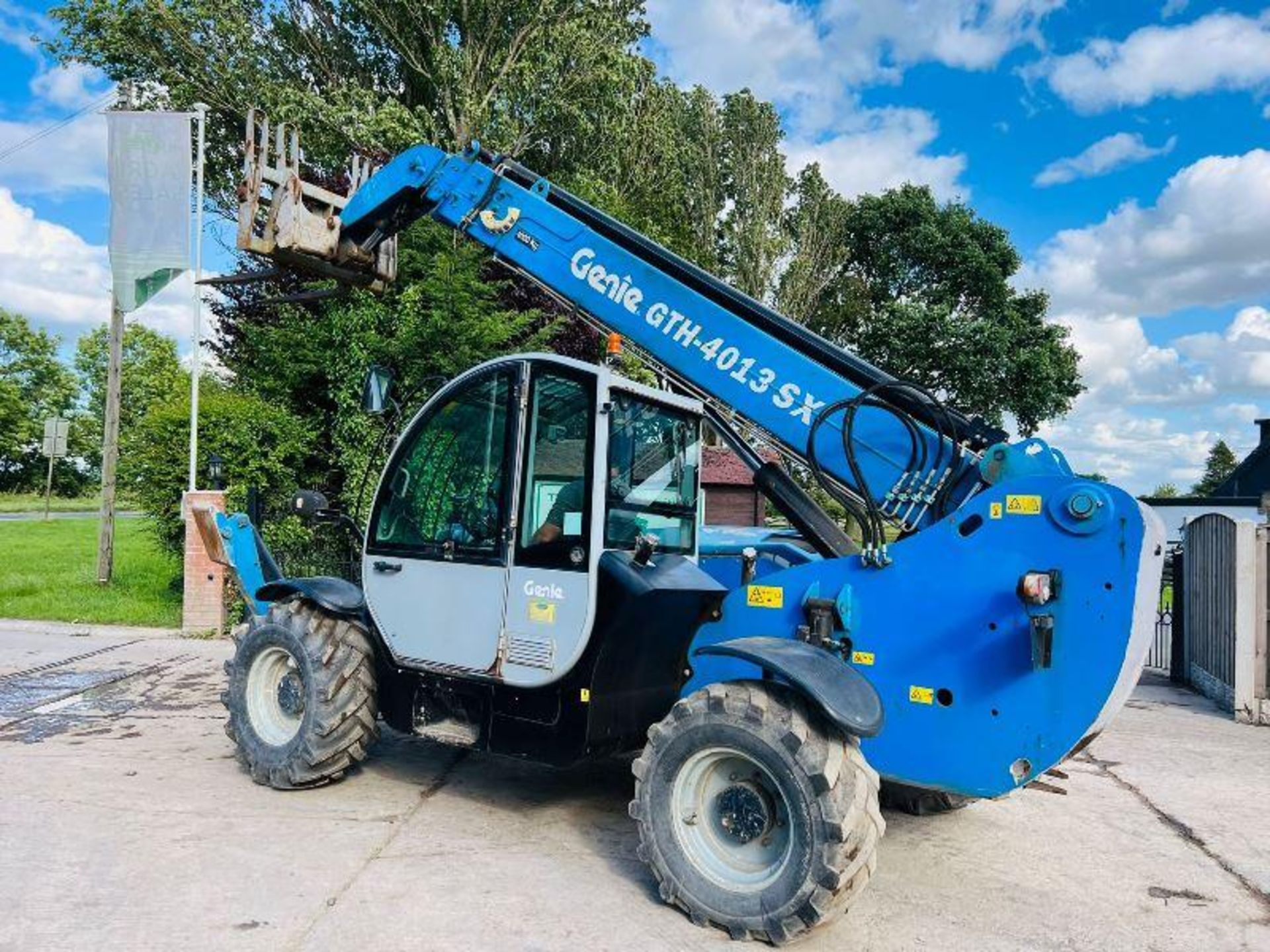 GENIE GTH4013 4WD TELEHANDLER *YEAR 2008, 13 METER REACH* C/W PALLET TINES - Image 5 of 18